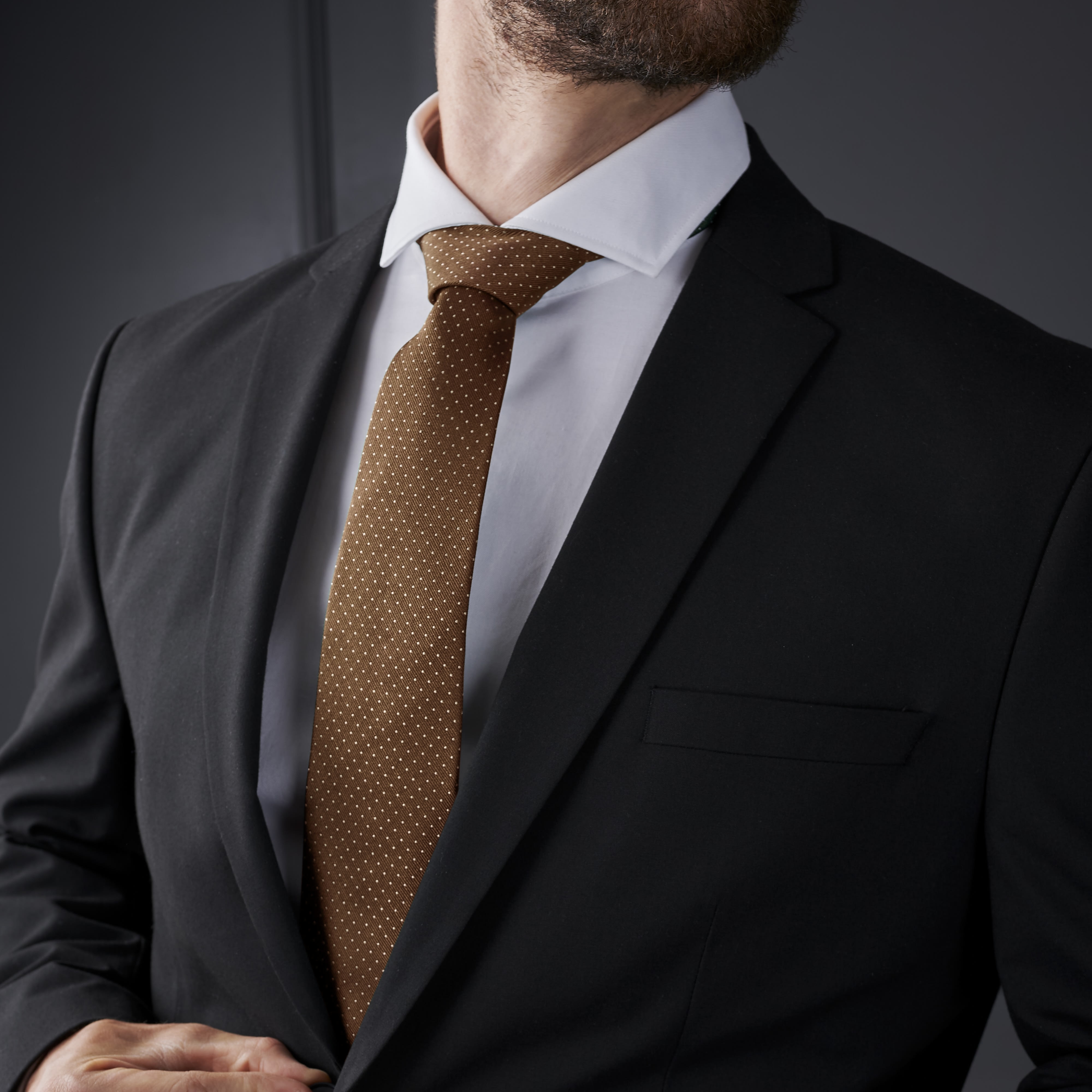 Hodvábna 8 cm hnedá kravata s bielymi bodkami - 3