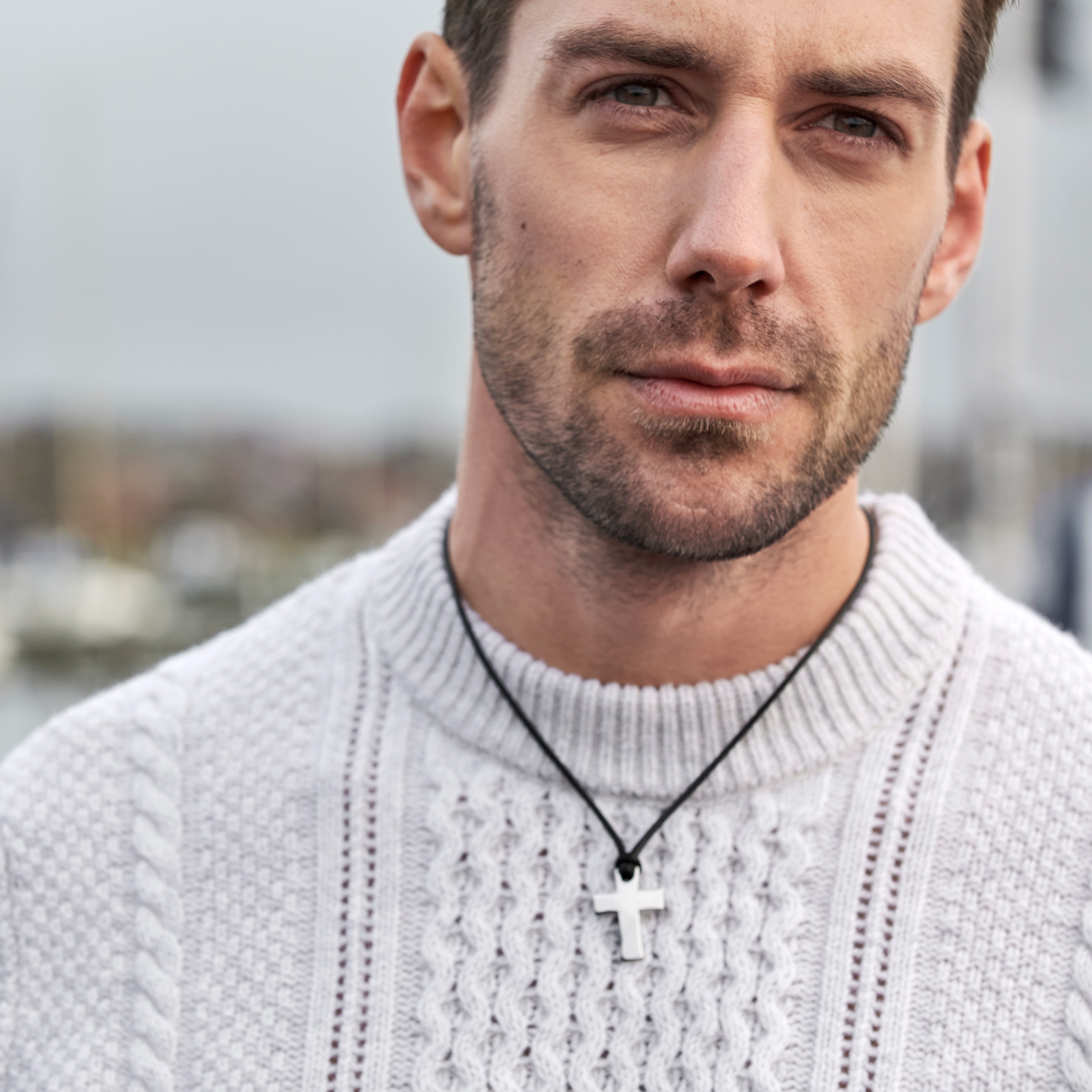 Collier à pendentif en croix argentée Leo Gravel - 6