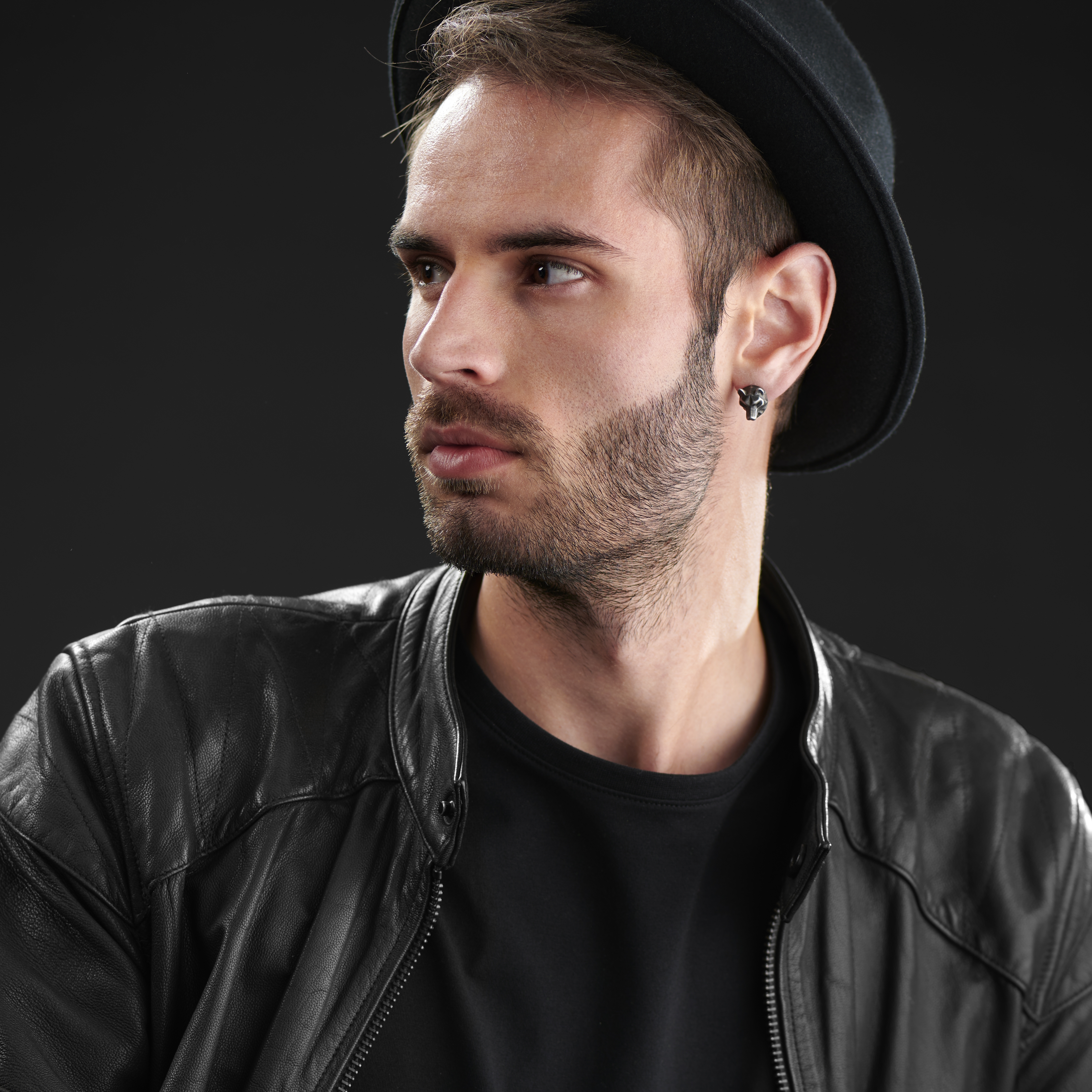 Szary stalowy kolczyk z wilkiem Jax - 4