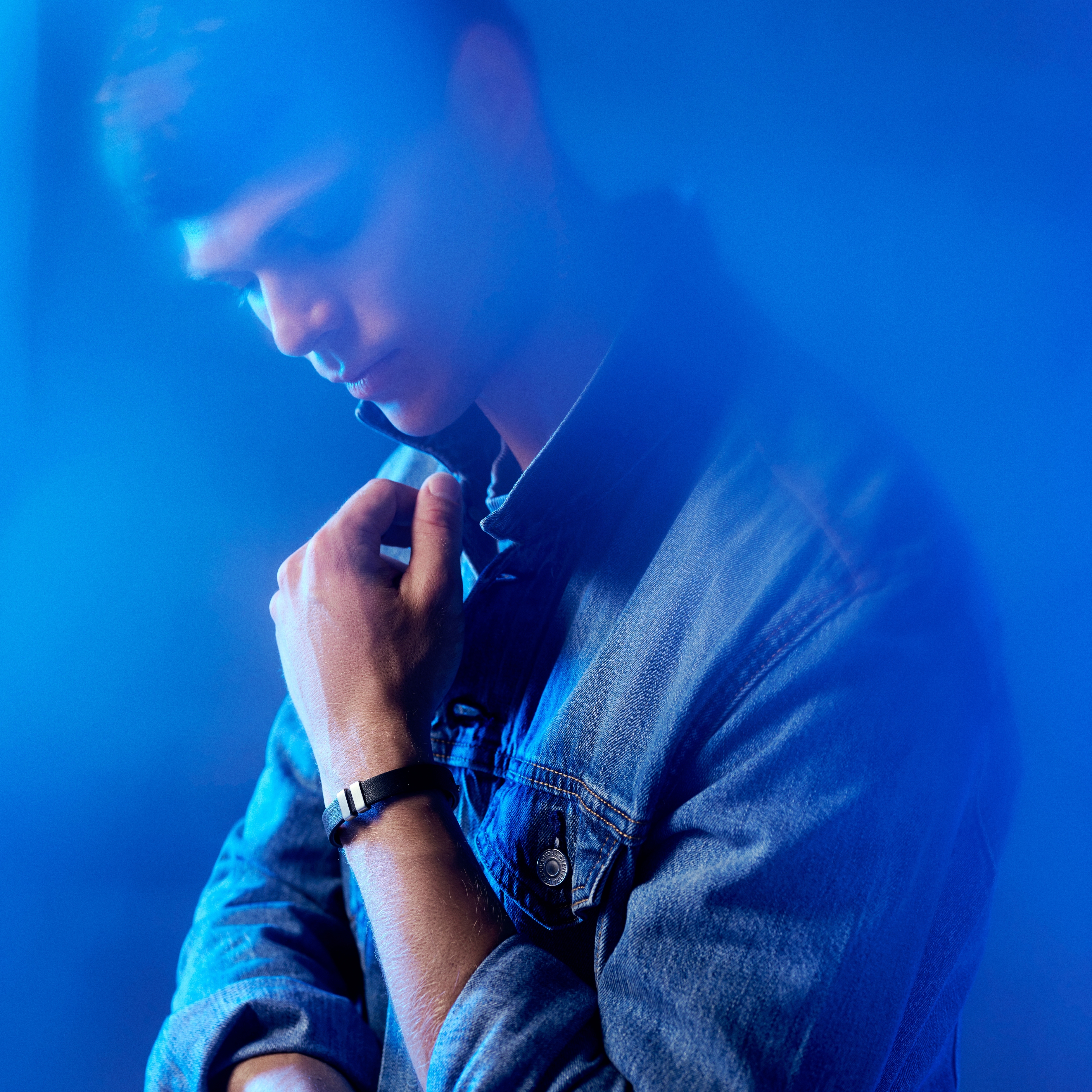 Nomen | Pulsera con placas de identificación plateadas en cuero marrón y negro  - 3