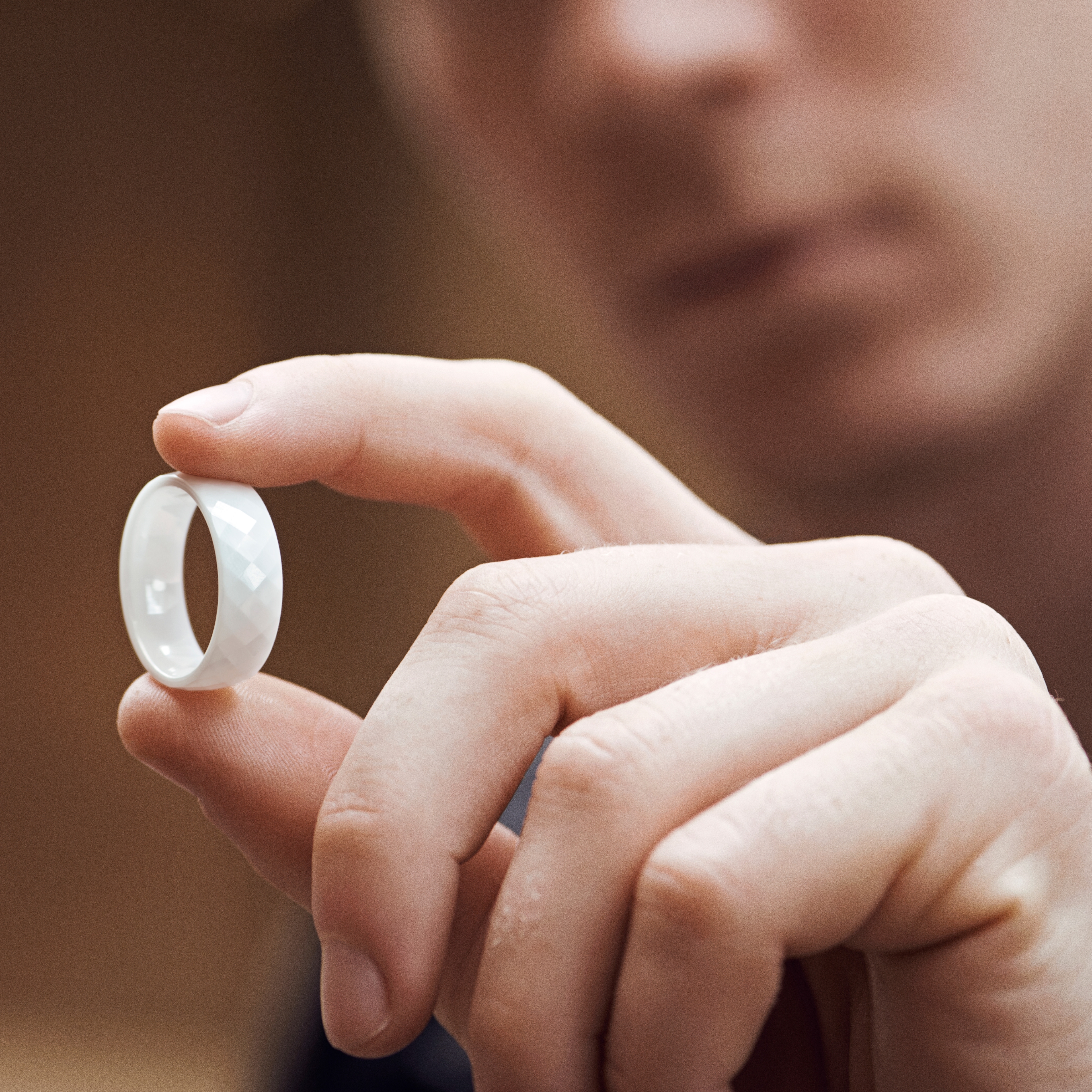 Bague en céramique à facettes blanche - 2