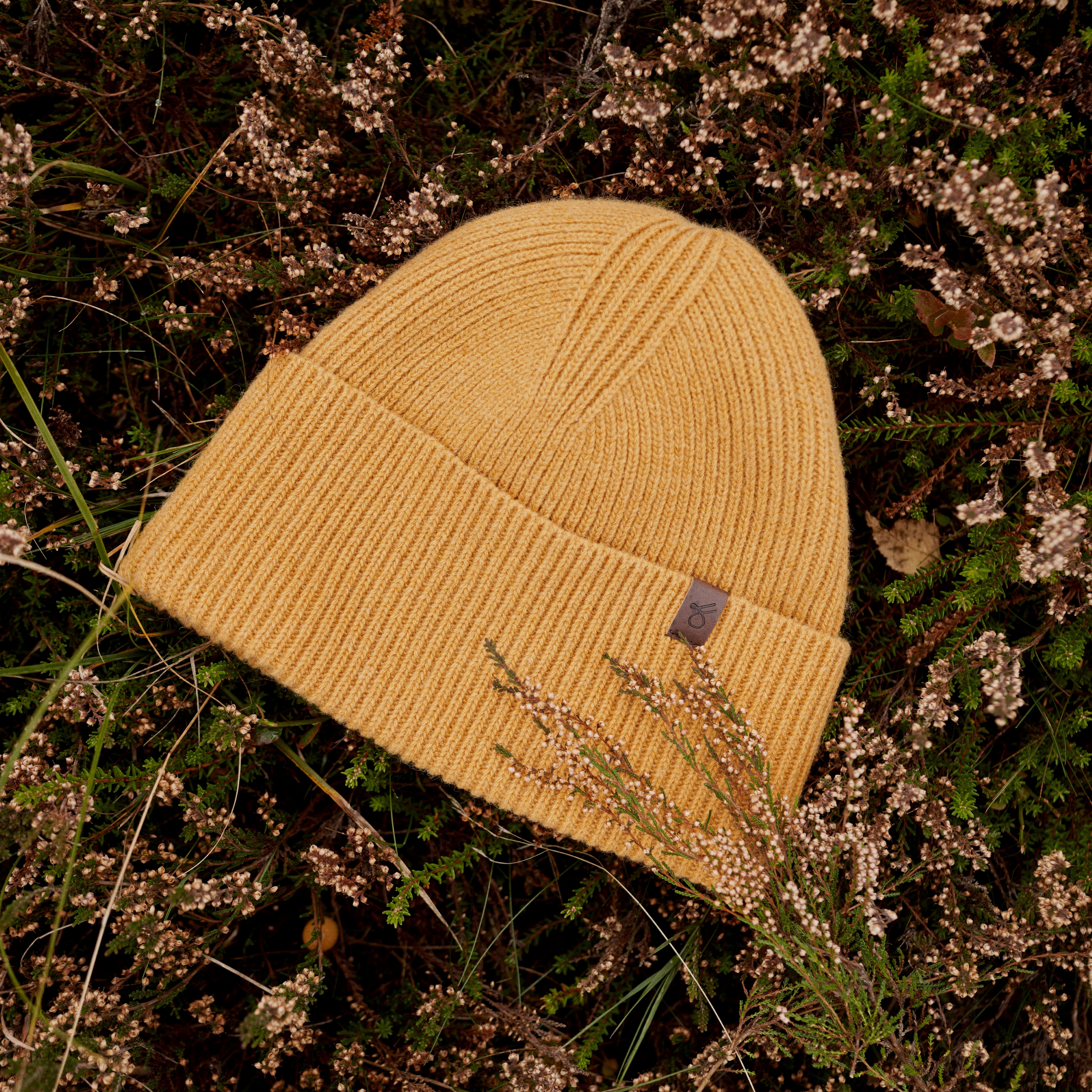 Hiems | Amber Orange Beanie mit Bündchen aus recycelter Wolle - 2