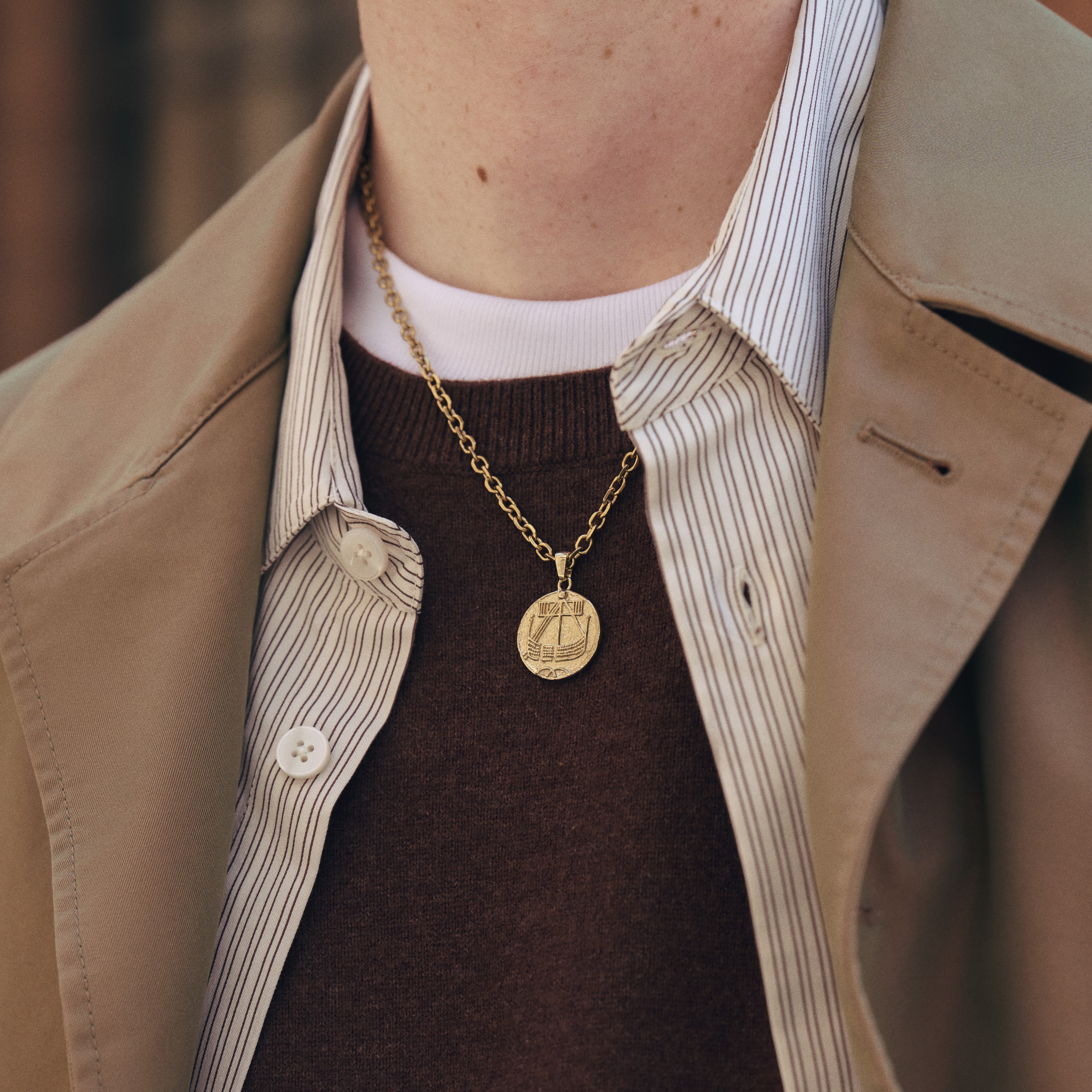 Lena Makt ogrlica u zlatnoj boji s vikinškim motivom - 2