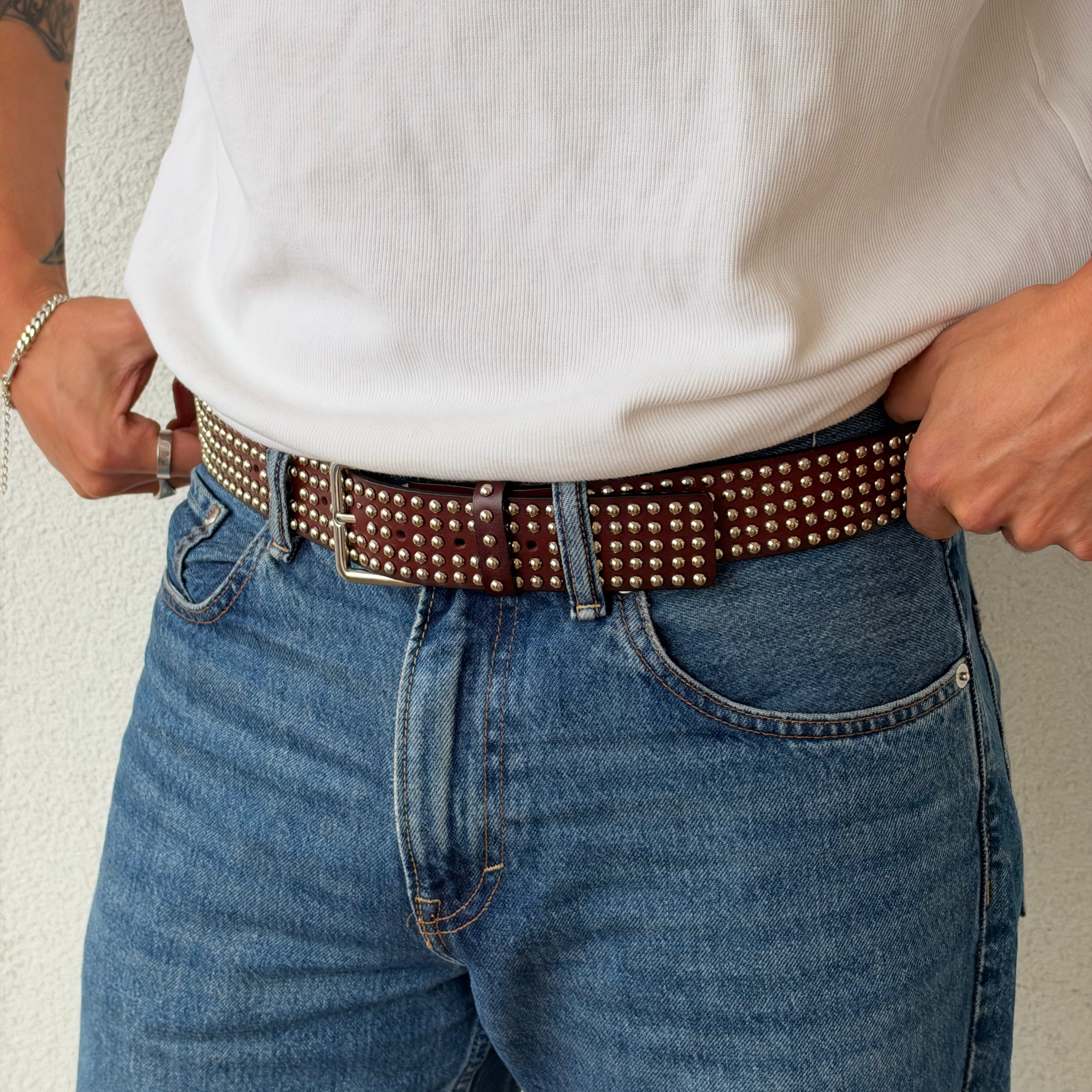 The Intro | Ceinture cloutée Showoff en cuir marron foncé - 4