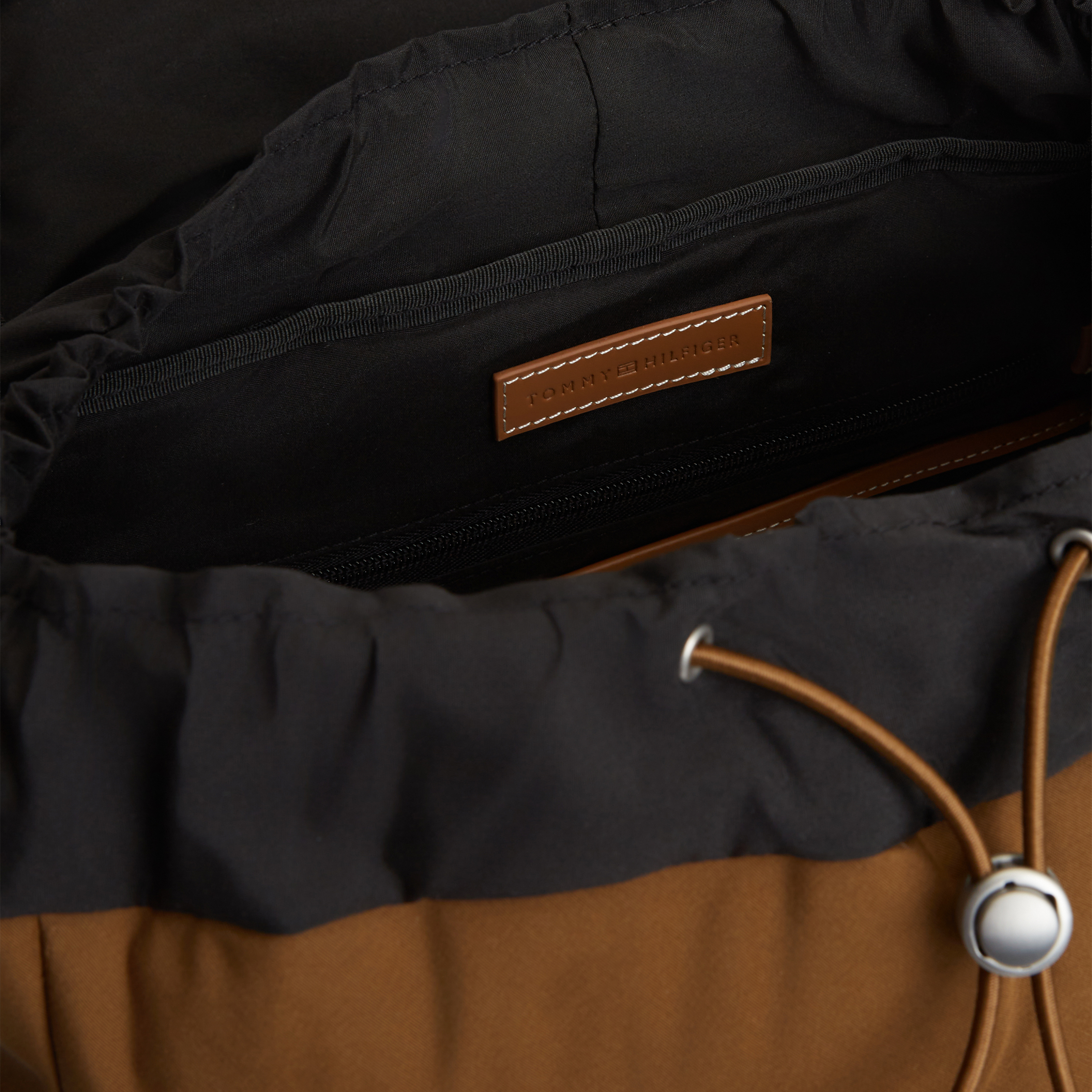 Tommy Hilfiger | Mochila marrón y negra - 4