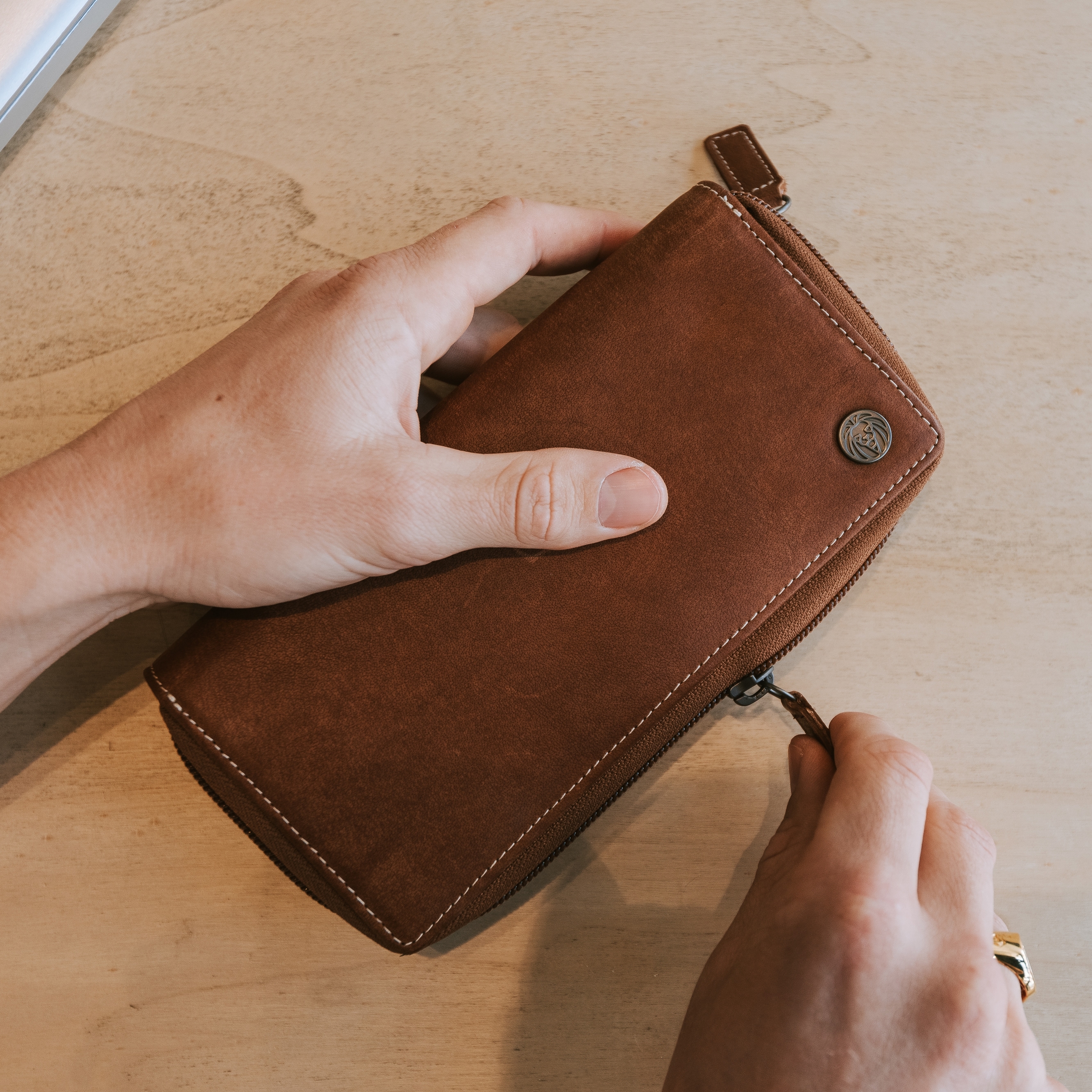 Cartera estilo acordeón de cuero canela Oxford - 6