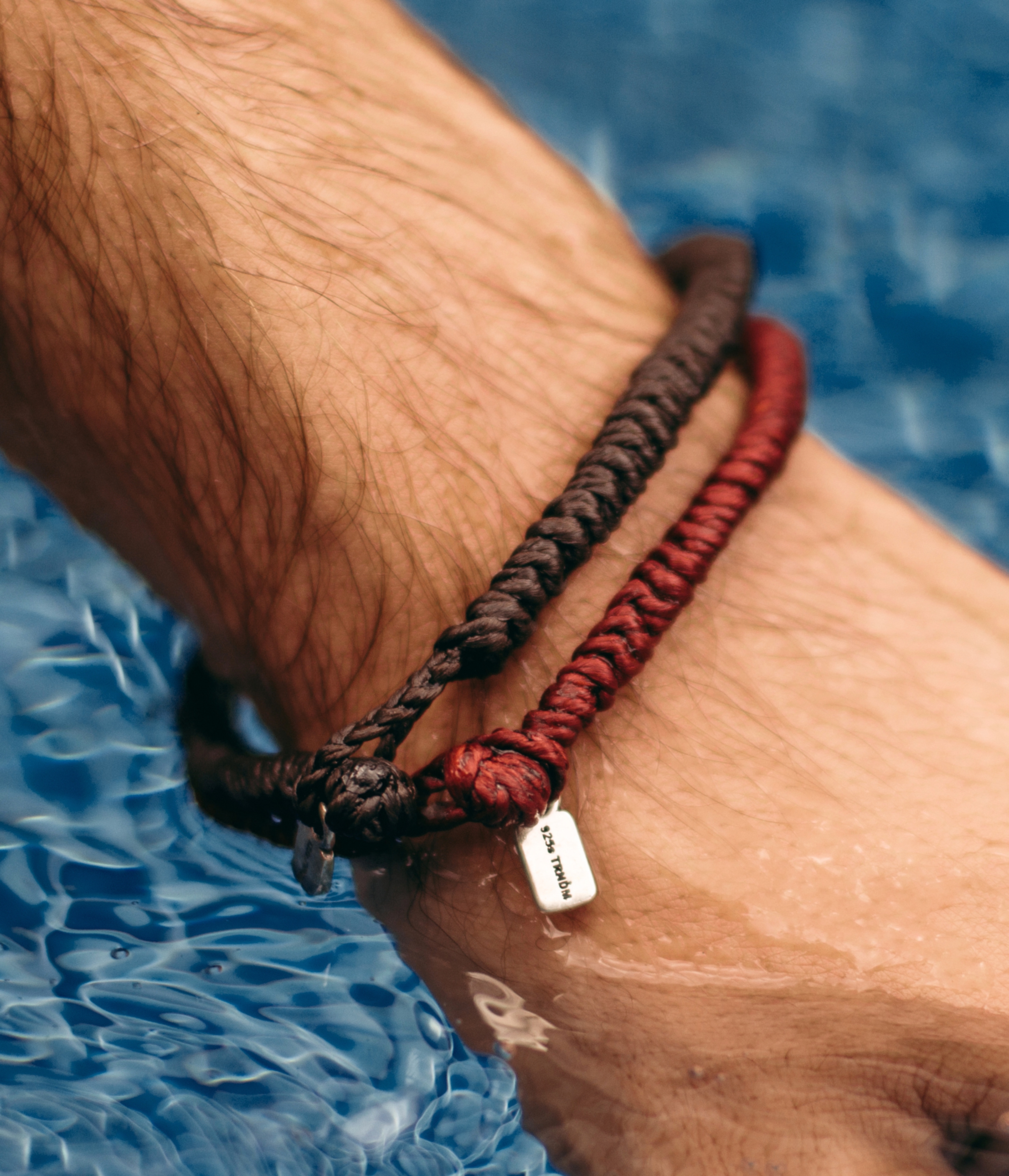 No podemos dejar de mencionar la resistencia al agua de estas pulseras. El cordón de algodón ha sido recubierto de cera, por lo que conservará la pulsera y tu aspecto en unas condiciones óptimas... incluso cuando nadas, algo muy importante.