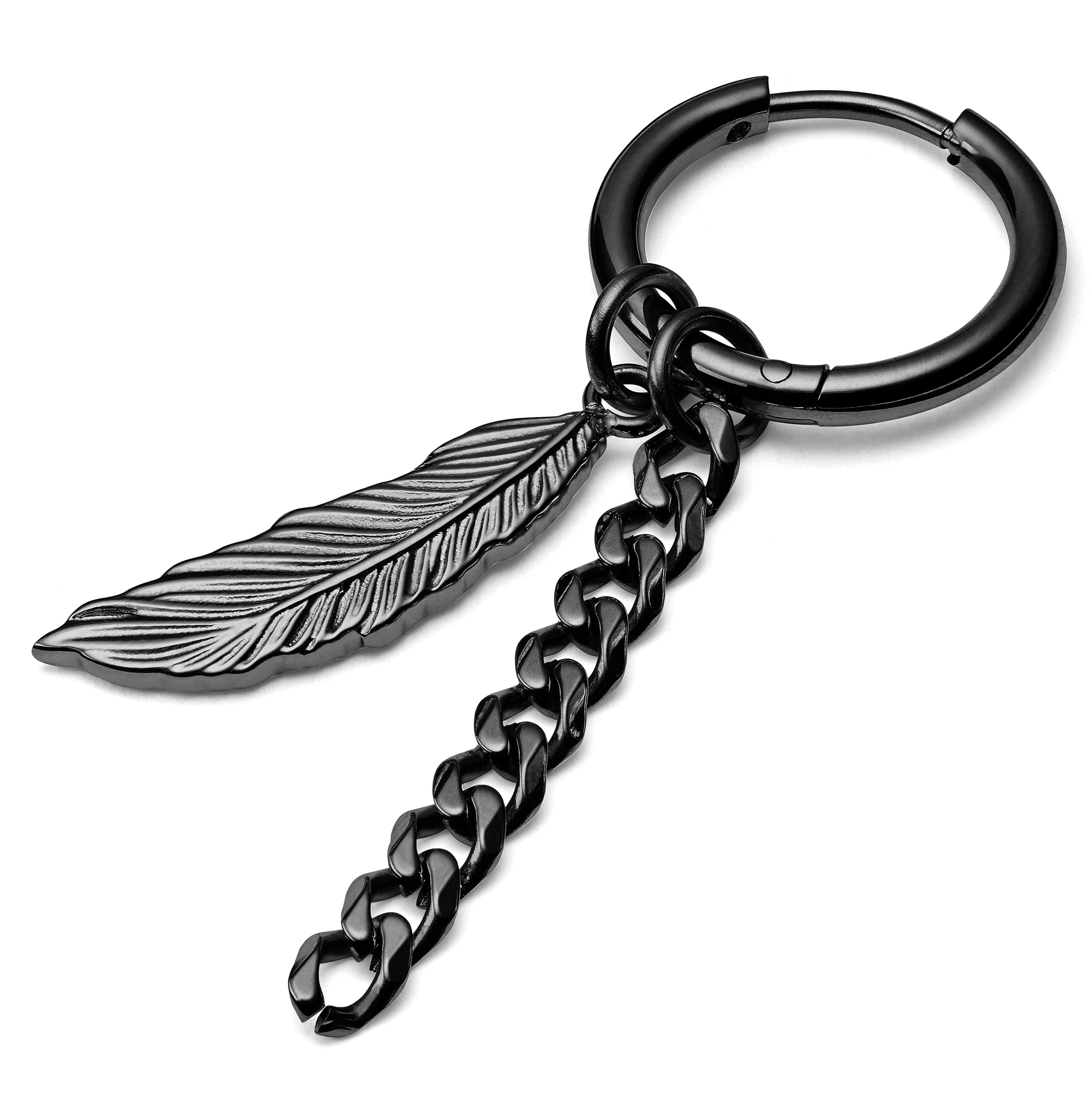 Czarny stalowy kolczyk z zawieszką w kształcie pióra i łańcuszkiem
