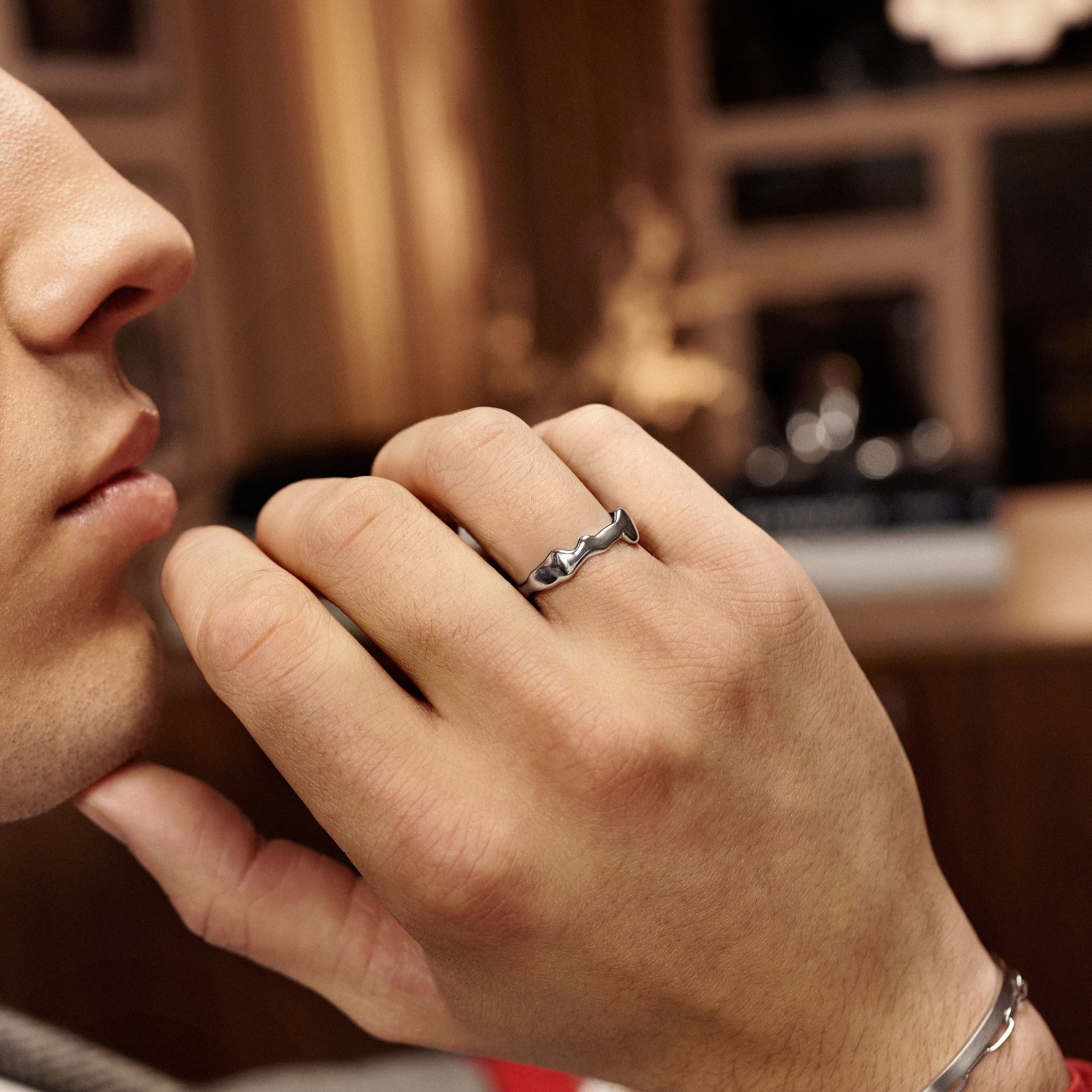 Magma | Prstan iz nerjavečega jekla srebrne barve z valovitim dizajnom, širina 6mm
 - 4