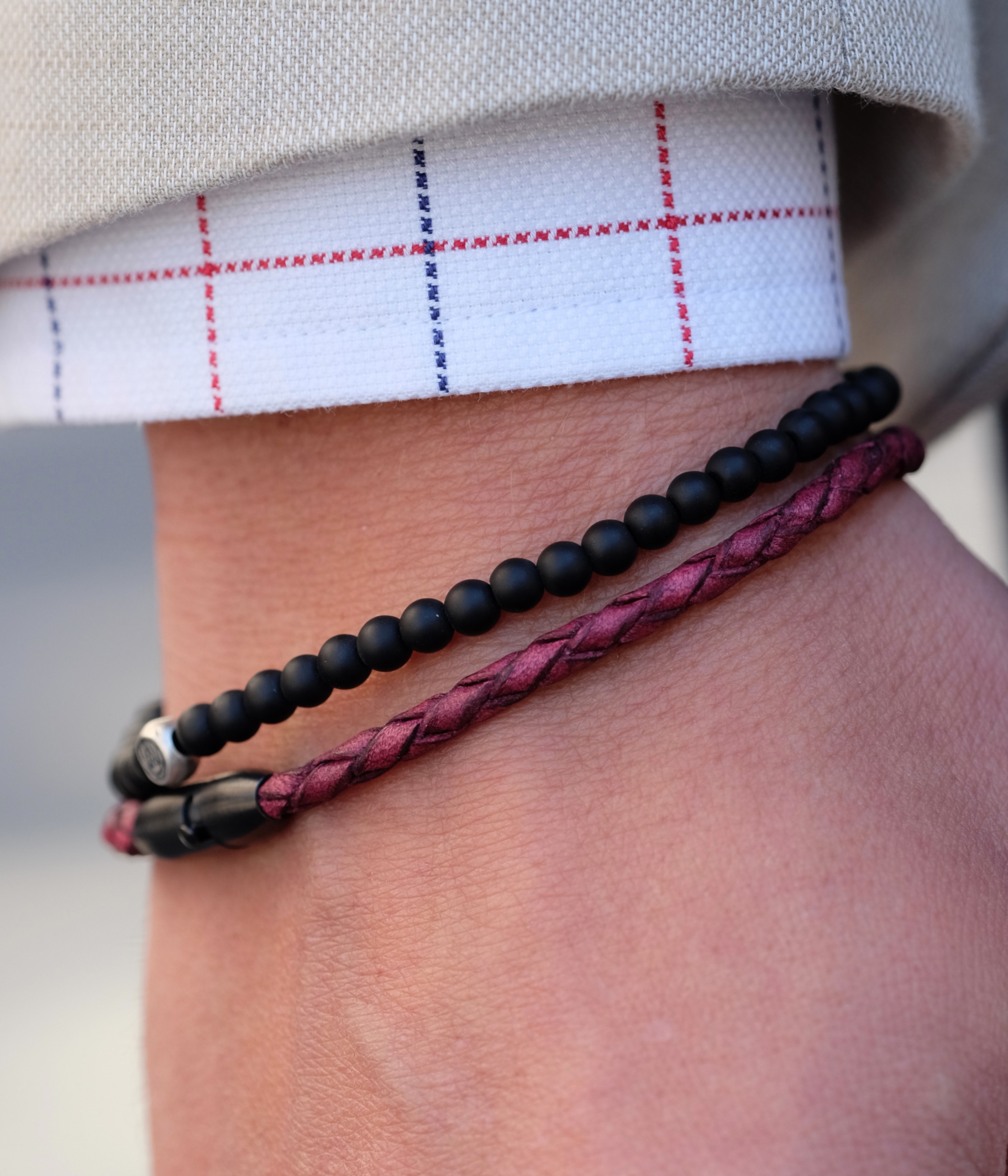 La clave del éxito está en los detalles, y el detalle más importante de esta pulsera es la cuenta discreta y sólida de plata 925s que muestra el logo de Lucleon.