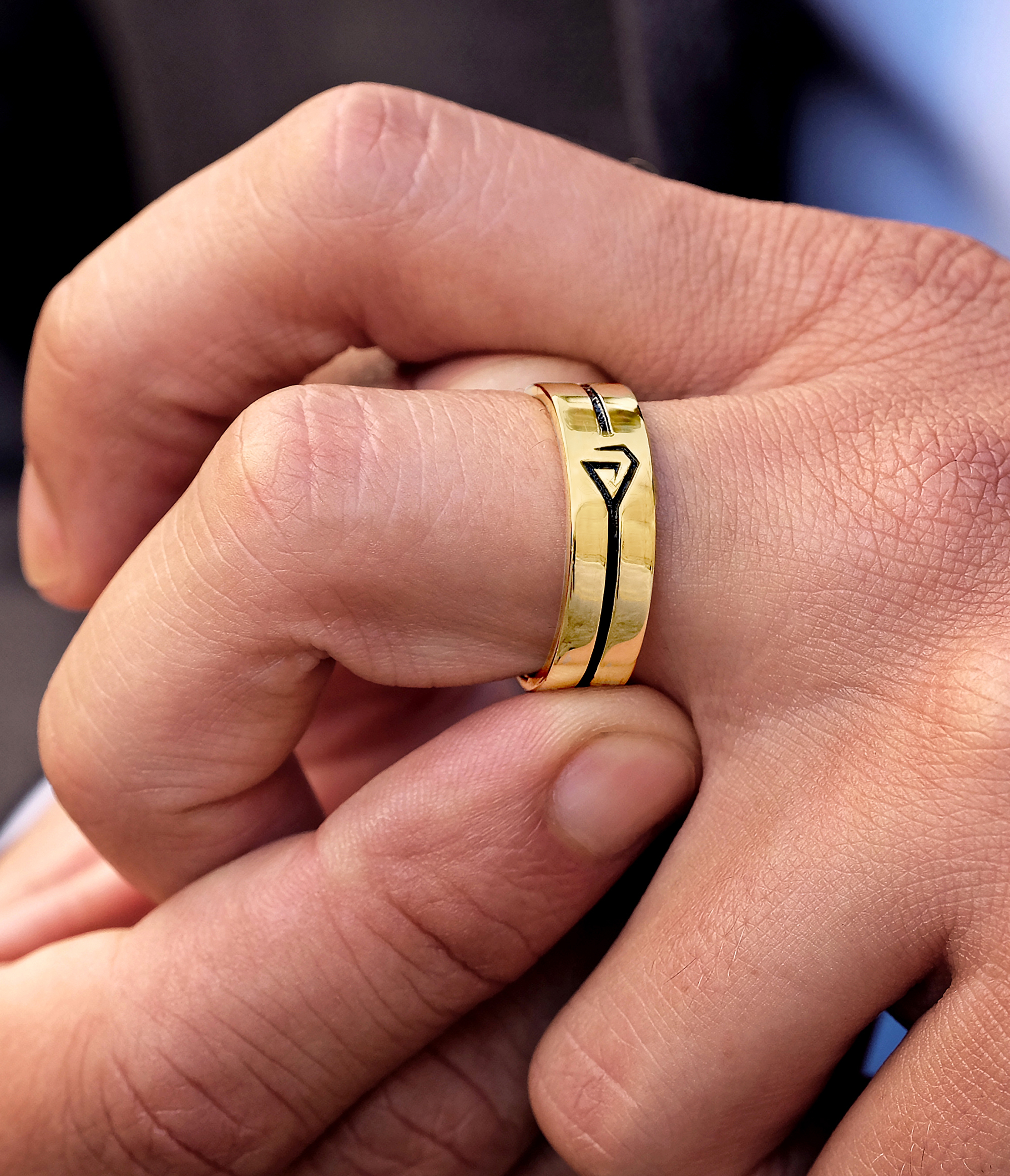 De zegelring bevat een dunne, zwarte belijning die eindigt in het oneindigheidslogo van Northern Jewelry.