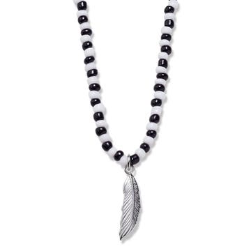 Amalfi | Schwarz-weiße Perlenkette mit Feder Amalfi | Schwarz-weiße Perlenkette mit Feder