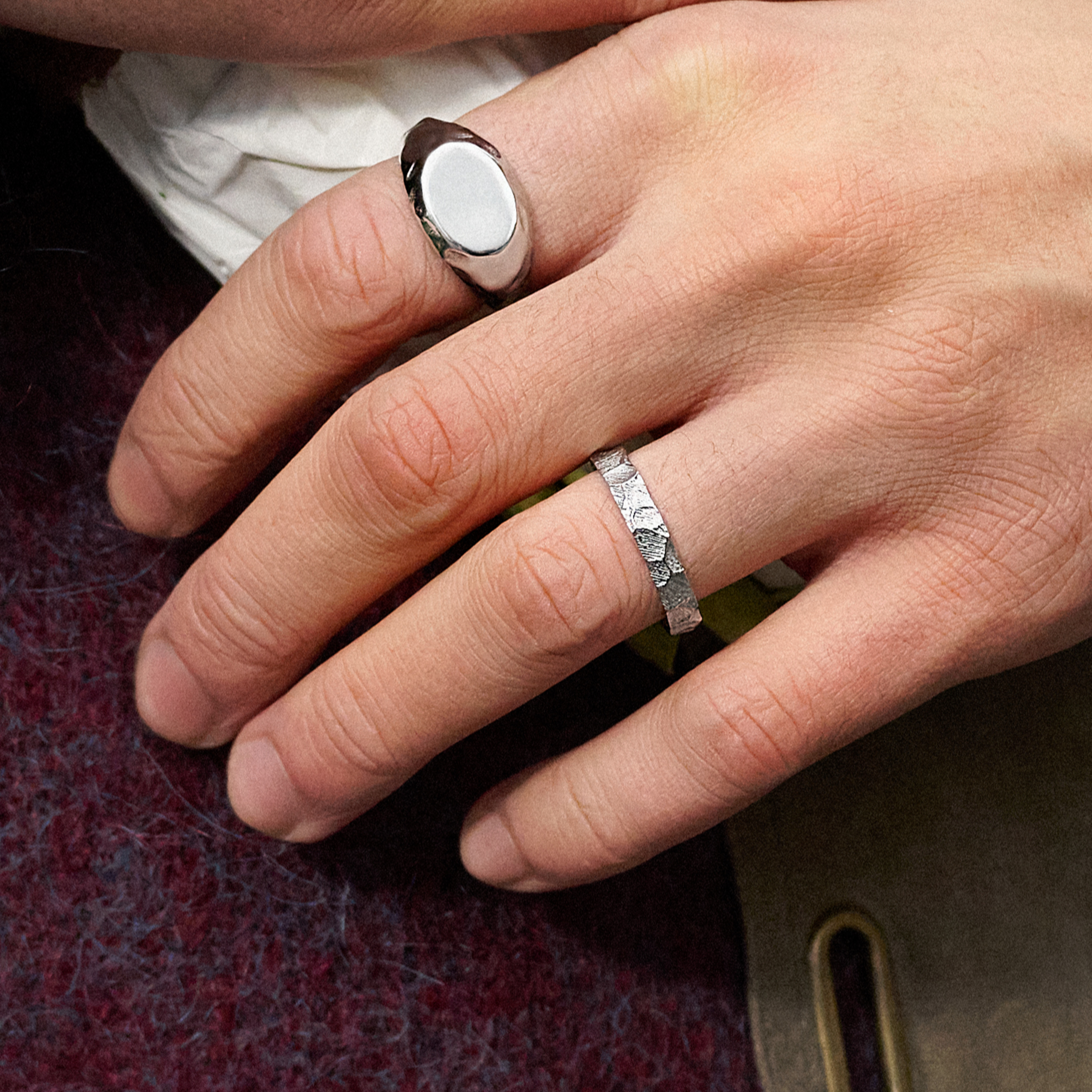 New Classics | 4 mm silberfarbener Edelstahl Ring mit rustikaler Oberfläche - 4