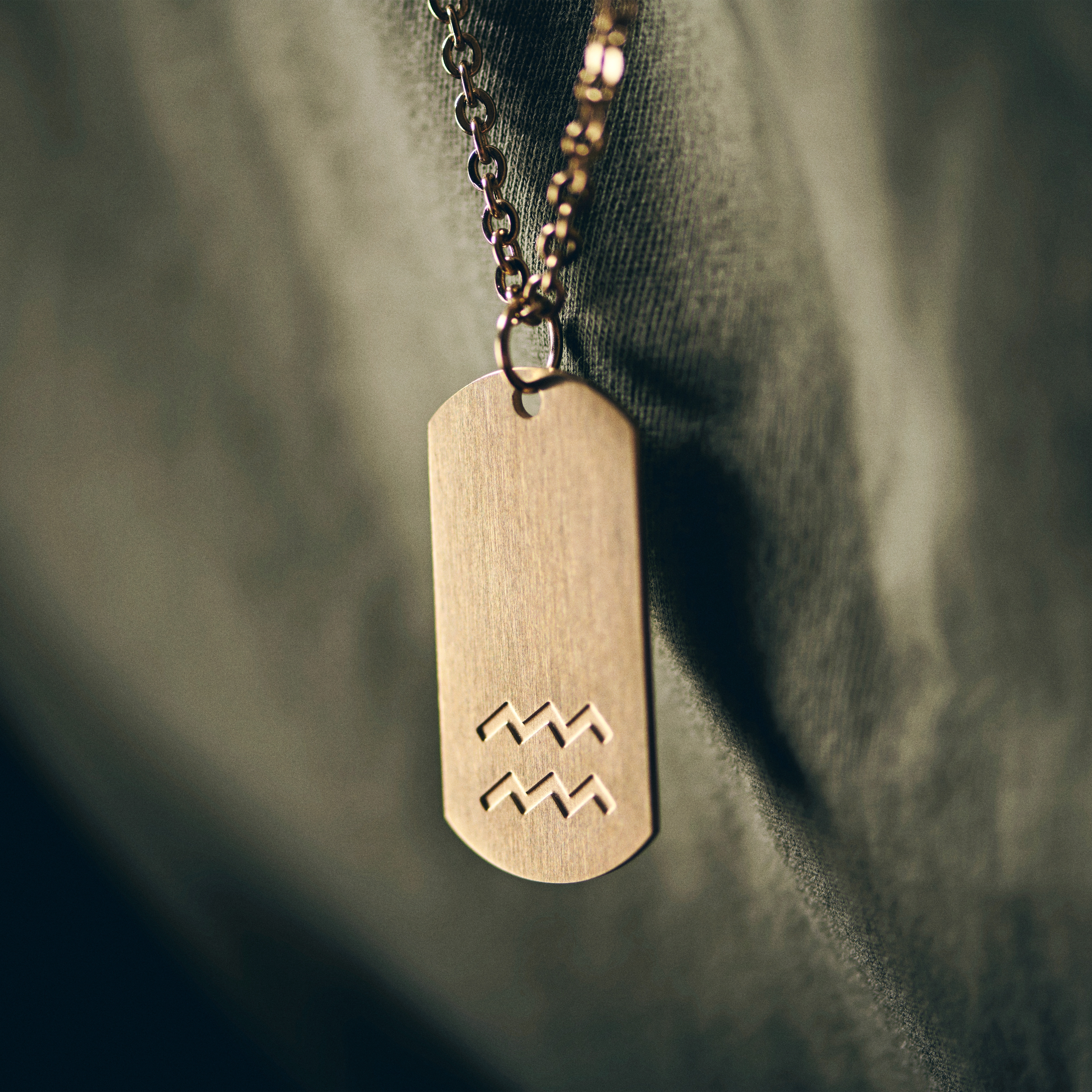 Oceľový náhrdelník s hviezdnym znamením Vodnára v zlatej farbe - 2