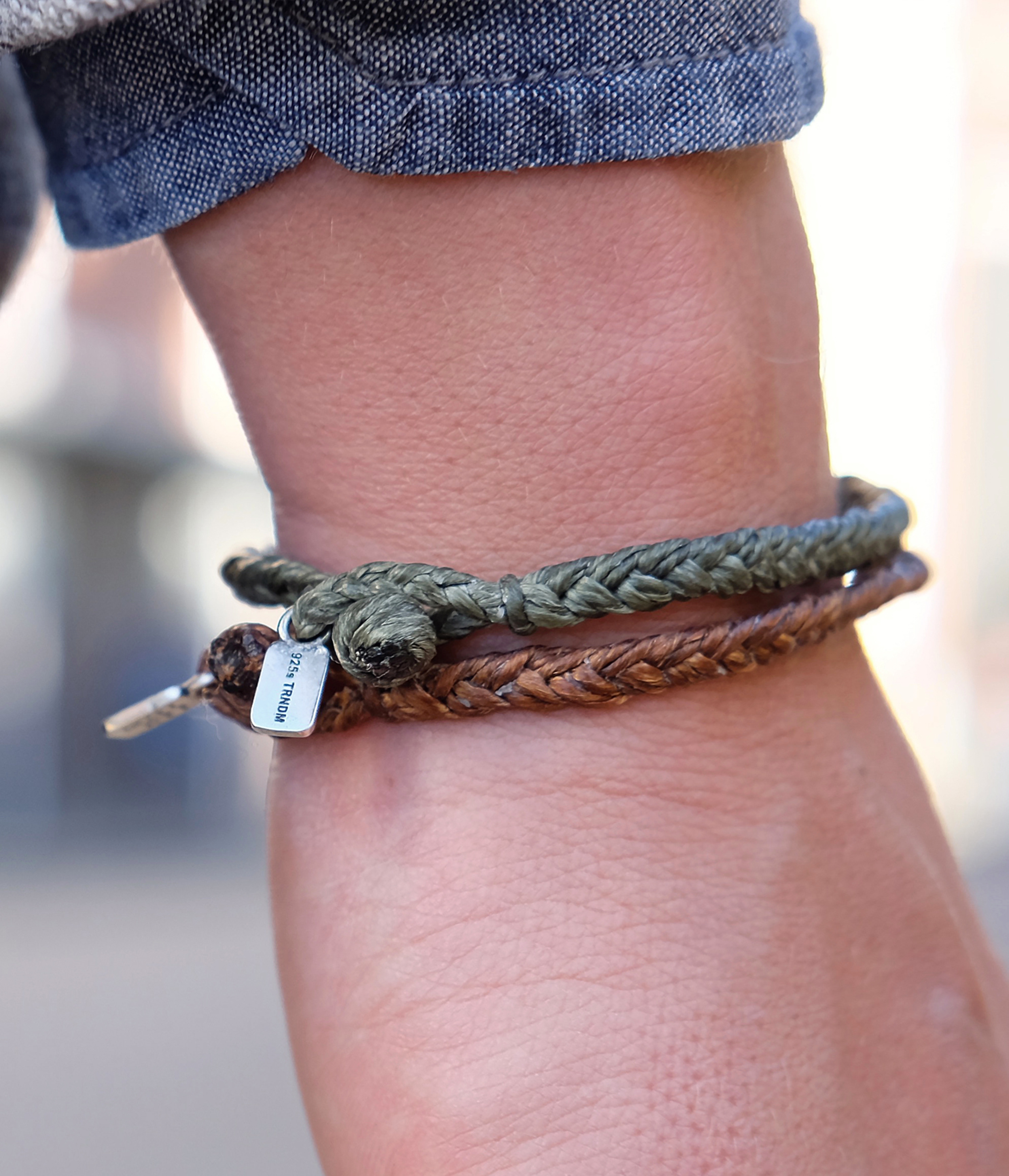 Sencilla, pero atractiva. La pulsera Gordon estará contigo a las duras y a las maduras y también muestra un colgante de Lucleon de plata 925s.