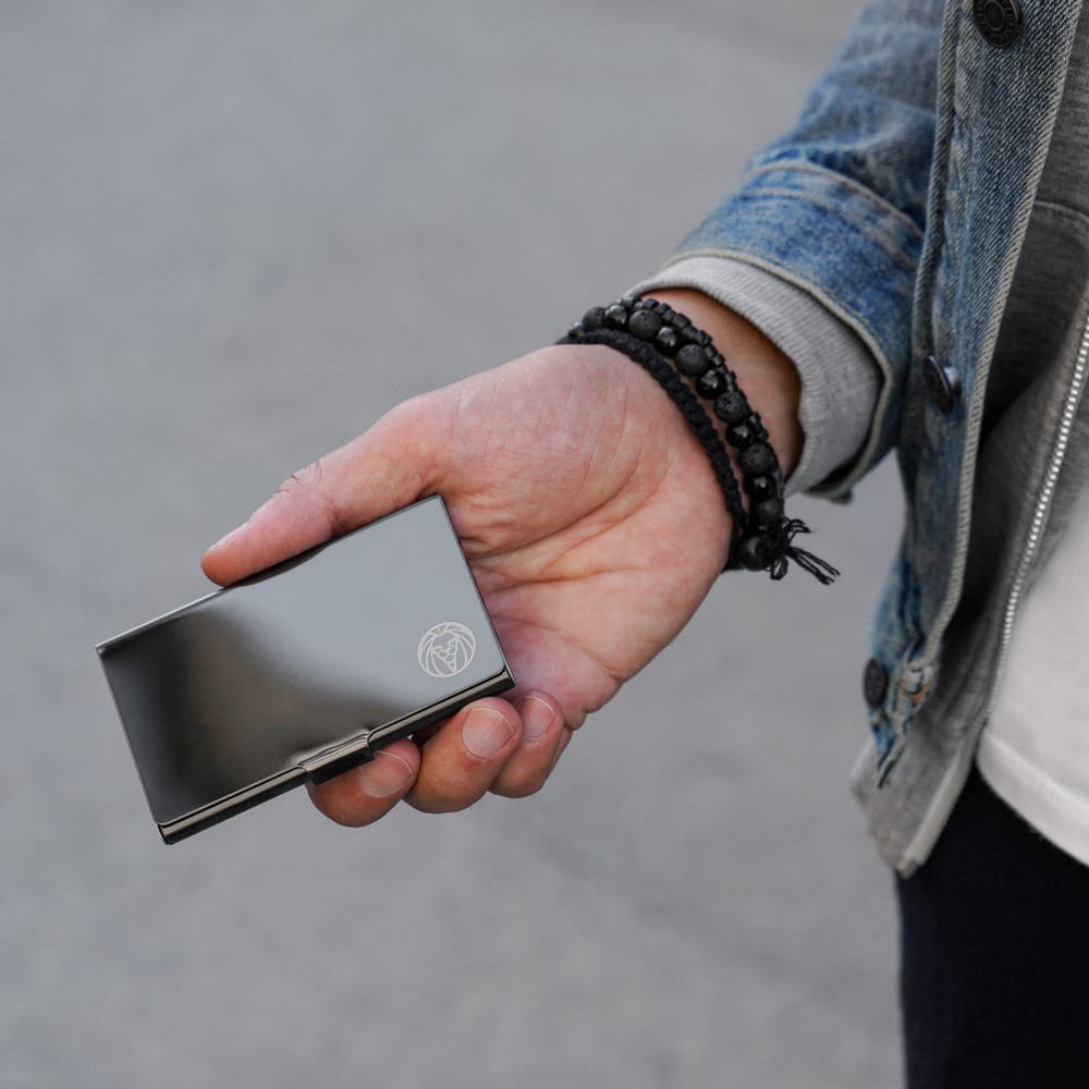 hover: Czarne stalowe etui na karty hover: Czarne stalowe etui na karty