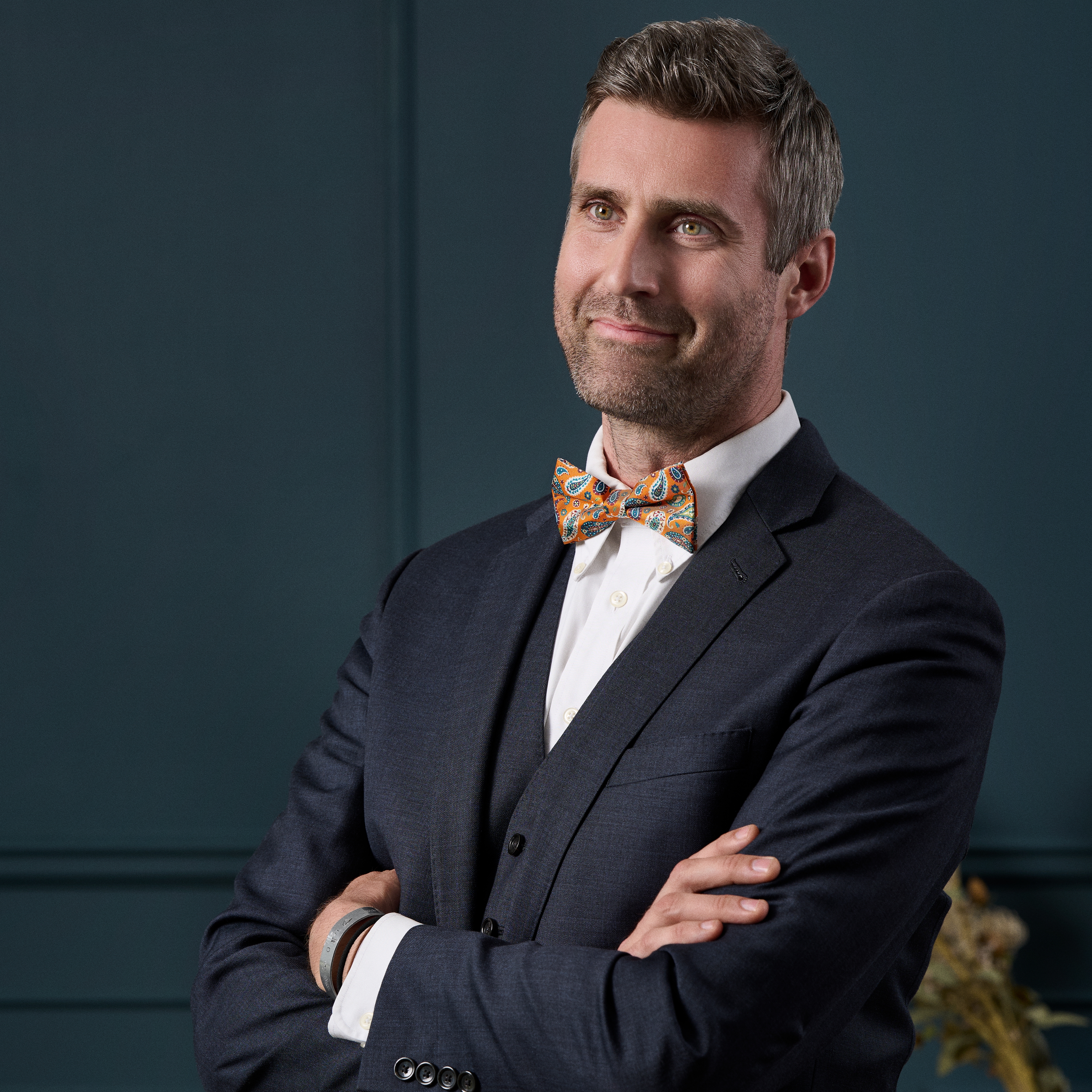 Virtuo | Mandarinefarbene vorgebundene Fliege aus Seide mit Paisleymuster - 4