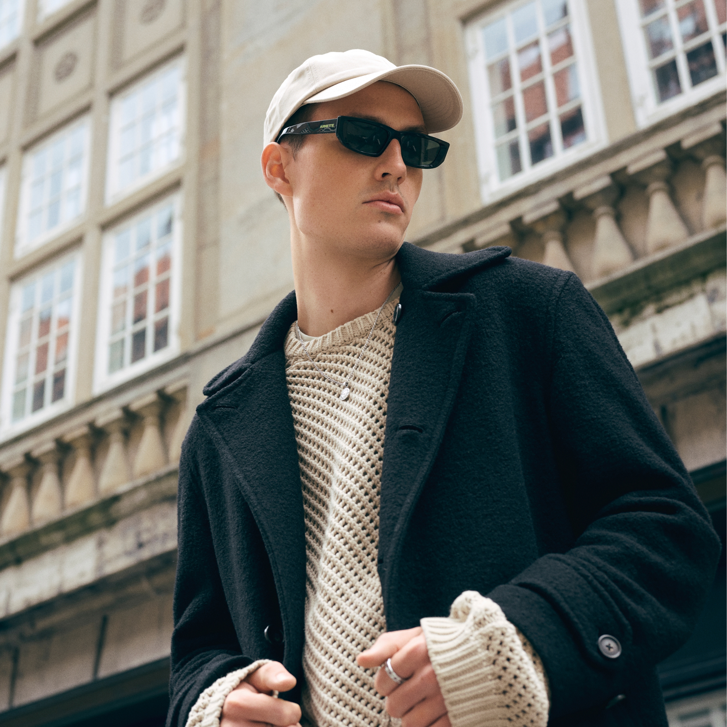 Schwarze dickrandige Wrap-Around-Sonnenbrille | Arnette 0AN4357 - 2