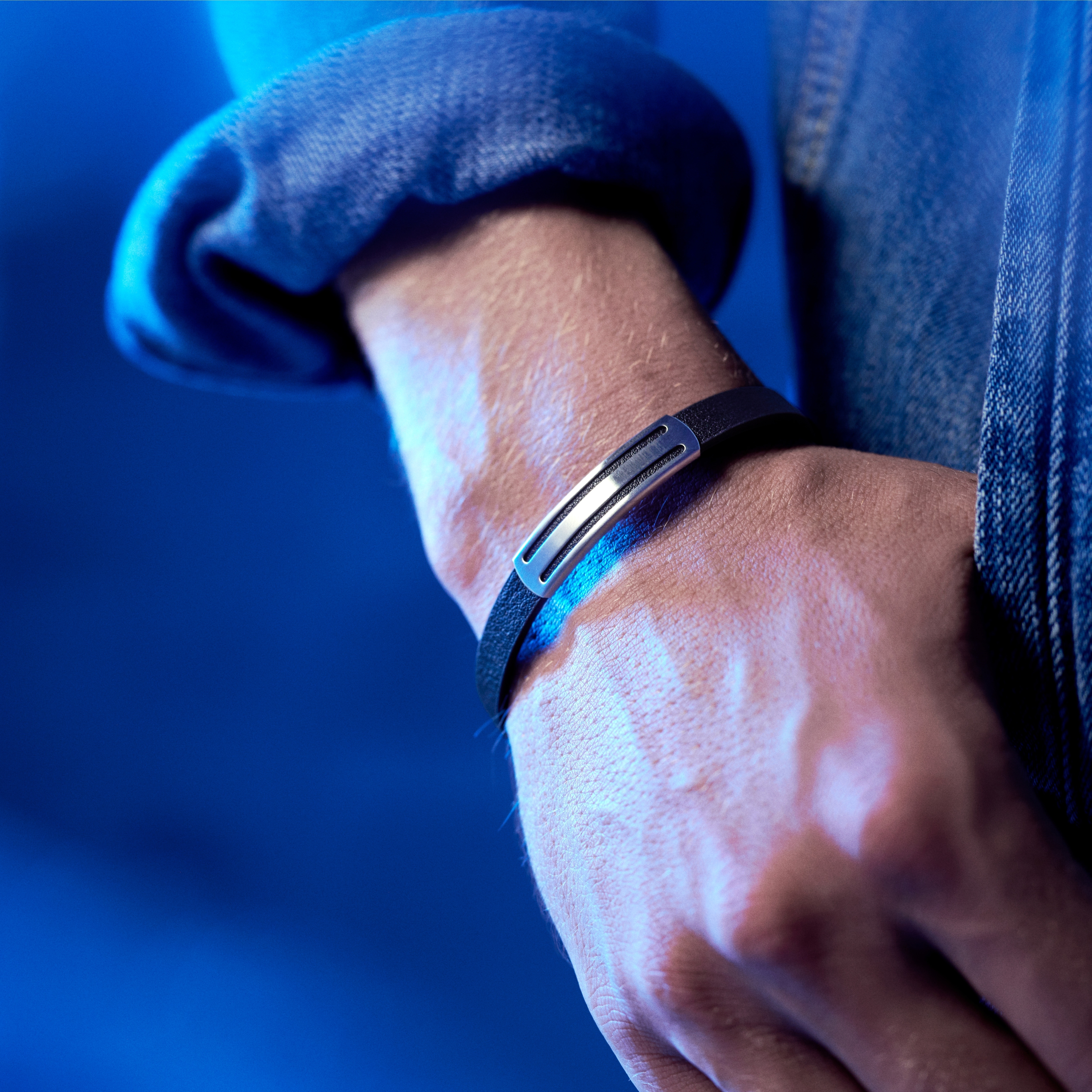 Nomen |  Bracelet en cuir noir avec plaque d'identification rayée en métal argenté - 2