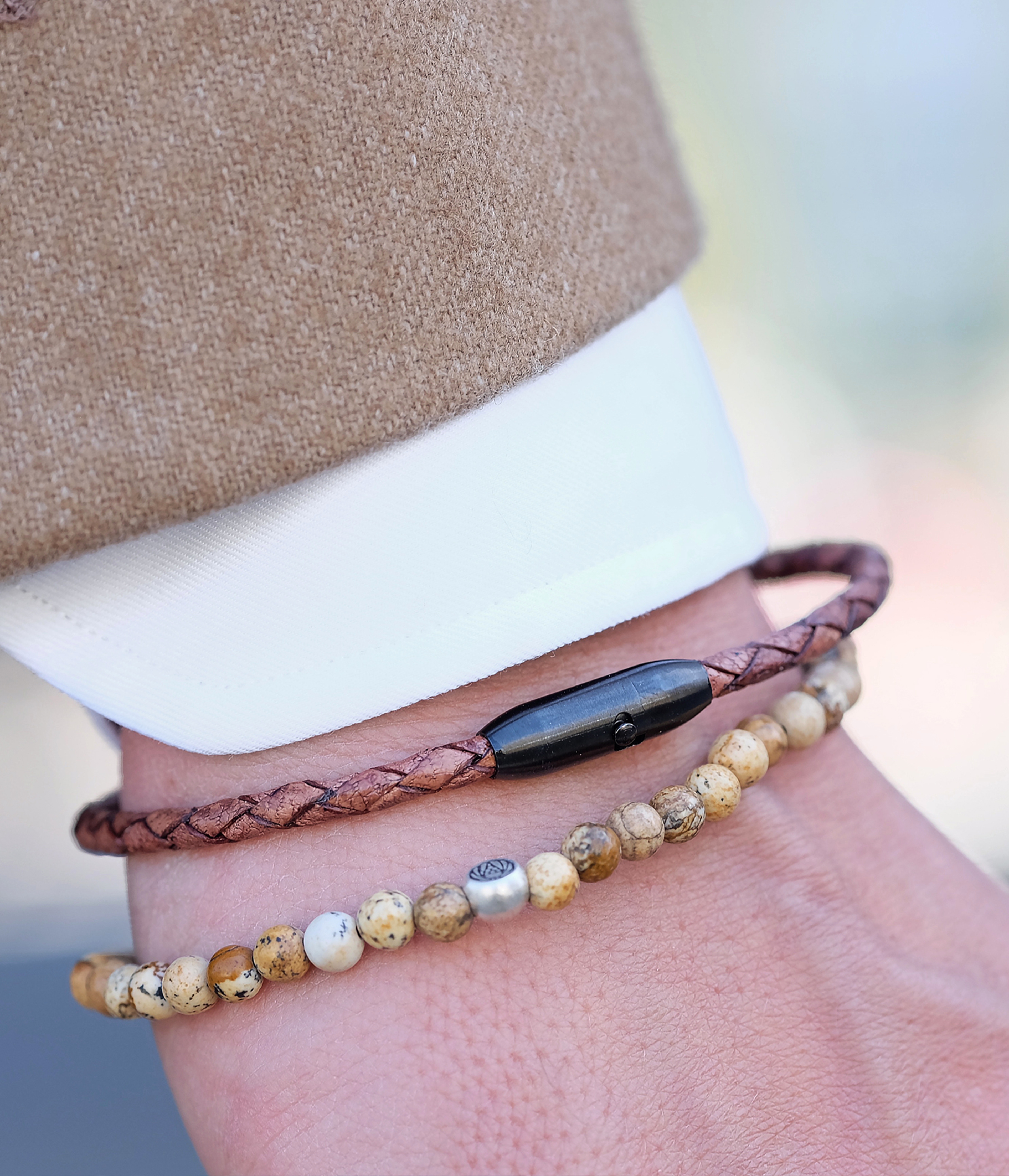 Todas las variantes de la pulsera William están elaboradas con piedras naturales. Todas y cada una de la cuentas disponen de una textura, diseño y tacto únicos.