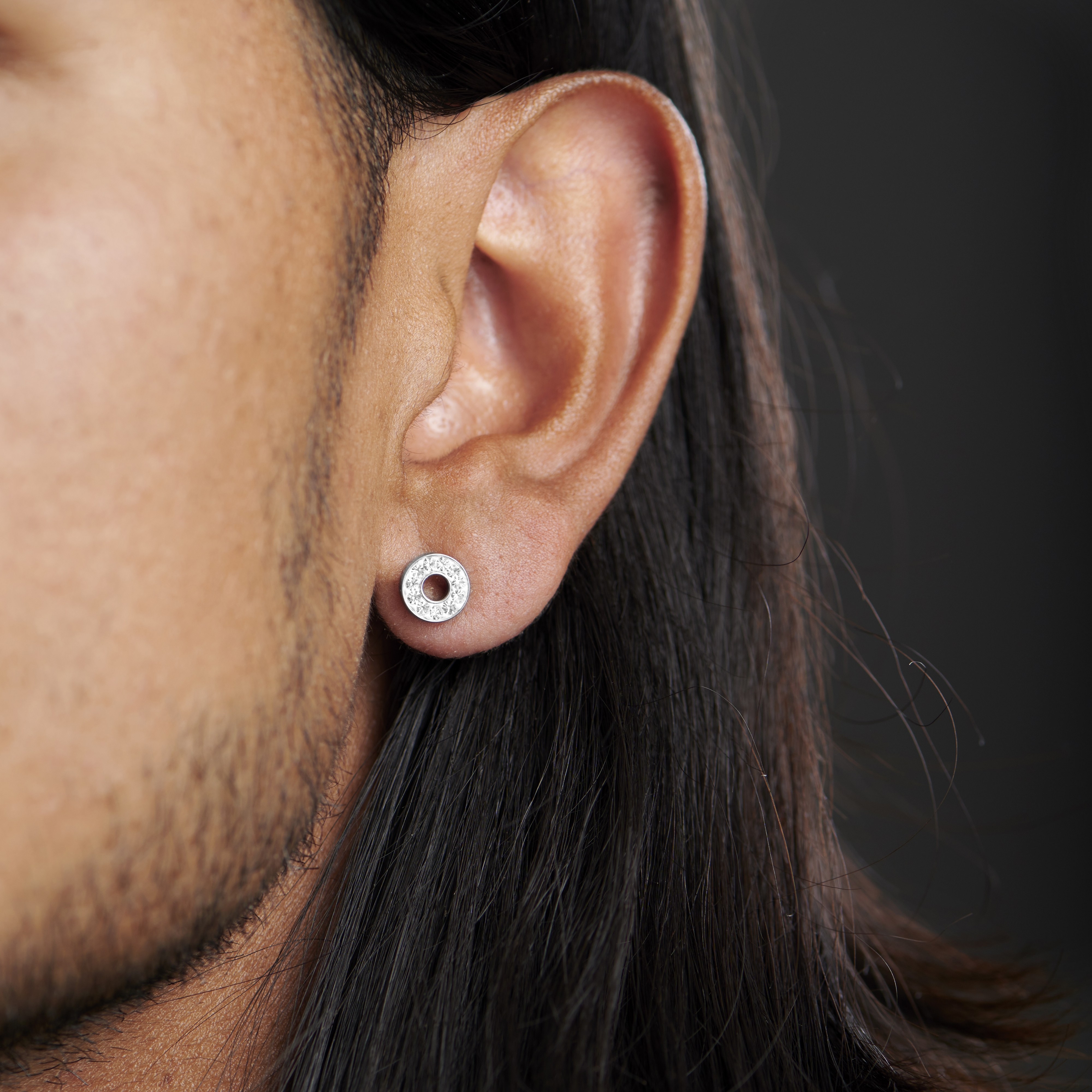 Robar a referir más y más Guía de la perforación de orejas para hombres