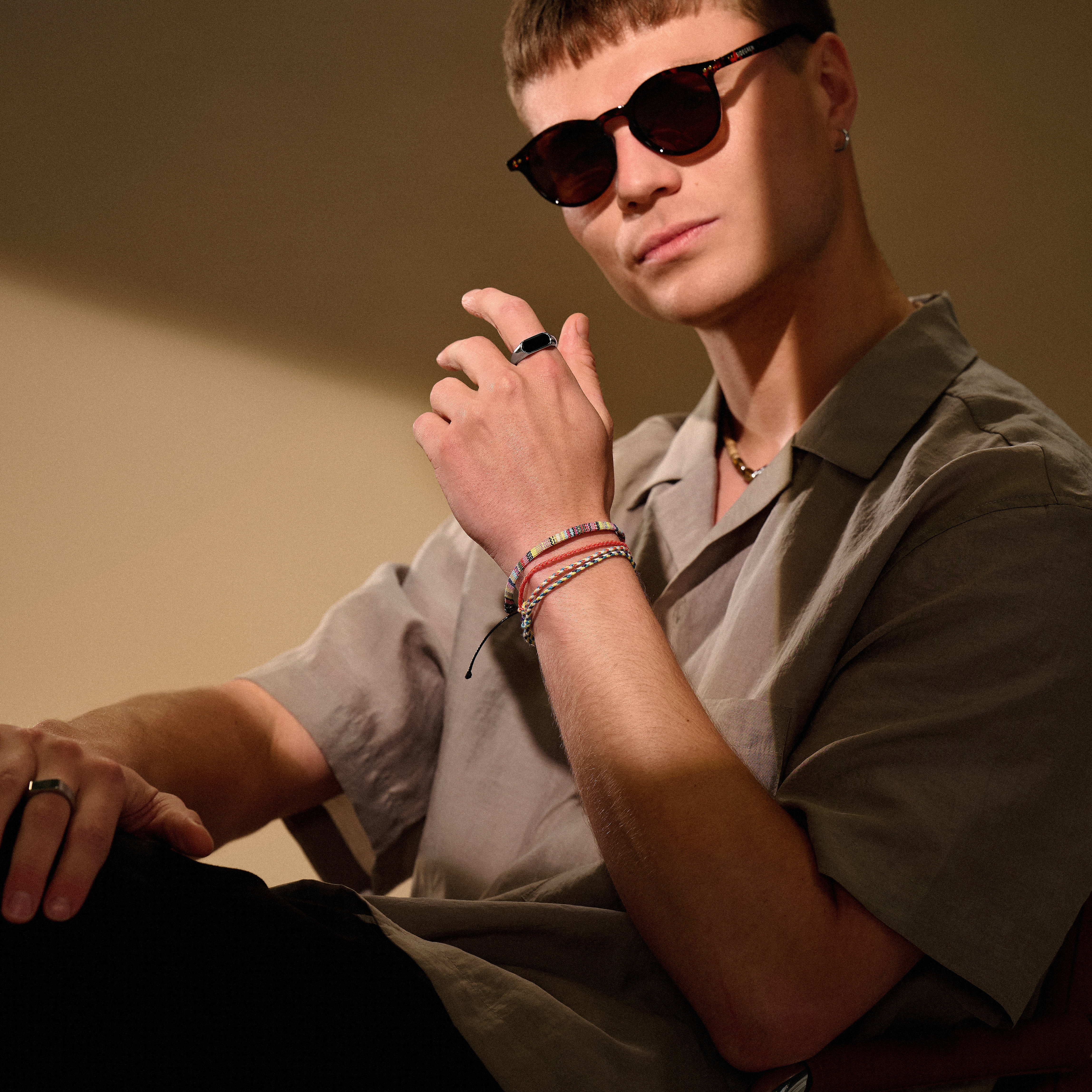 Krāsaina tekstila sērfotāju rokassprādze oranžā krāsā - 4