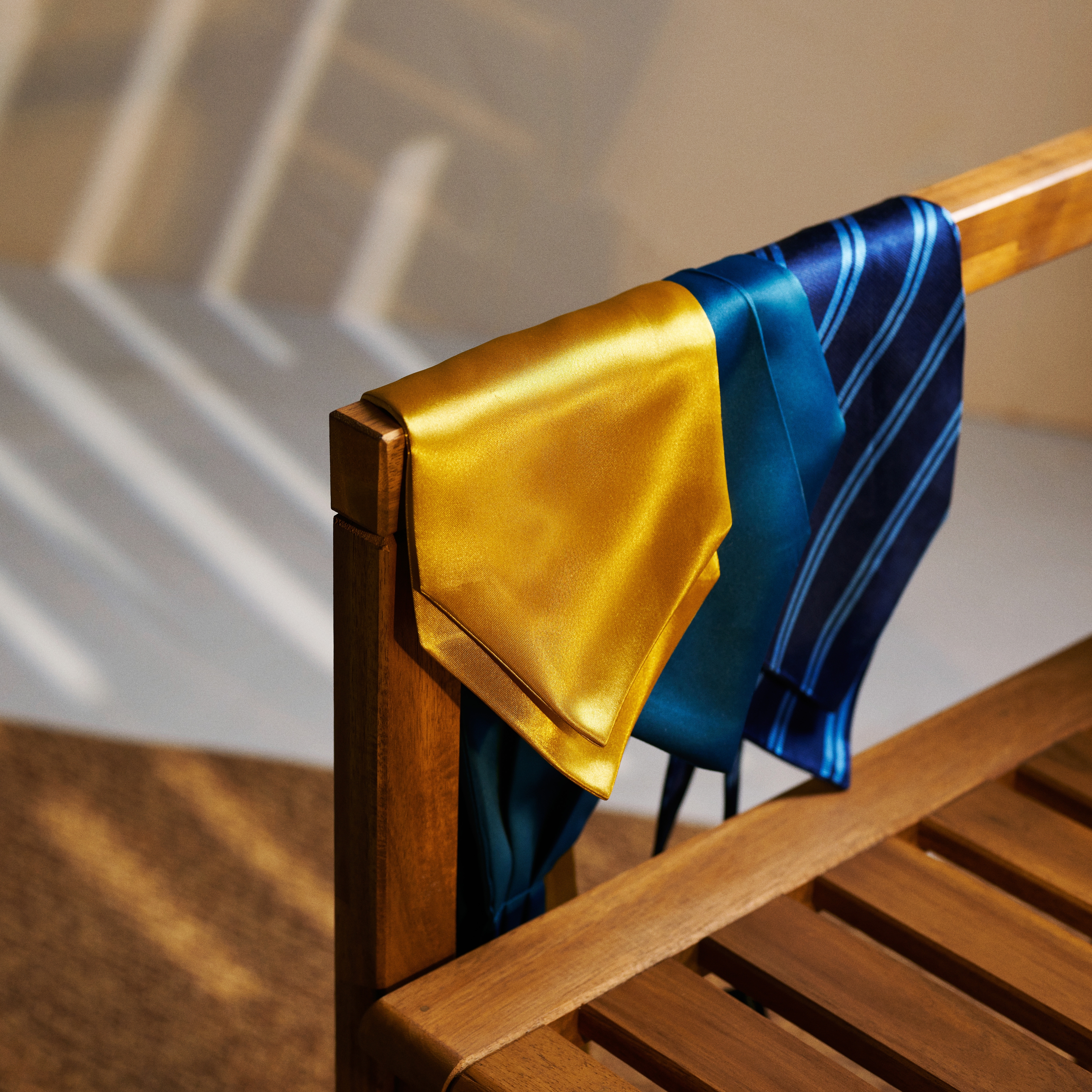 Тъмносиньо копринено фишу с двойни светлосини ивици - 2