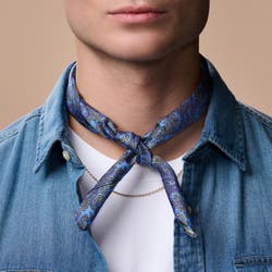 Foulard in seta con motivo paisley azzurro e oro Disponibile