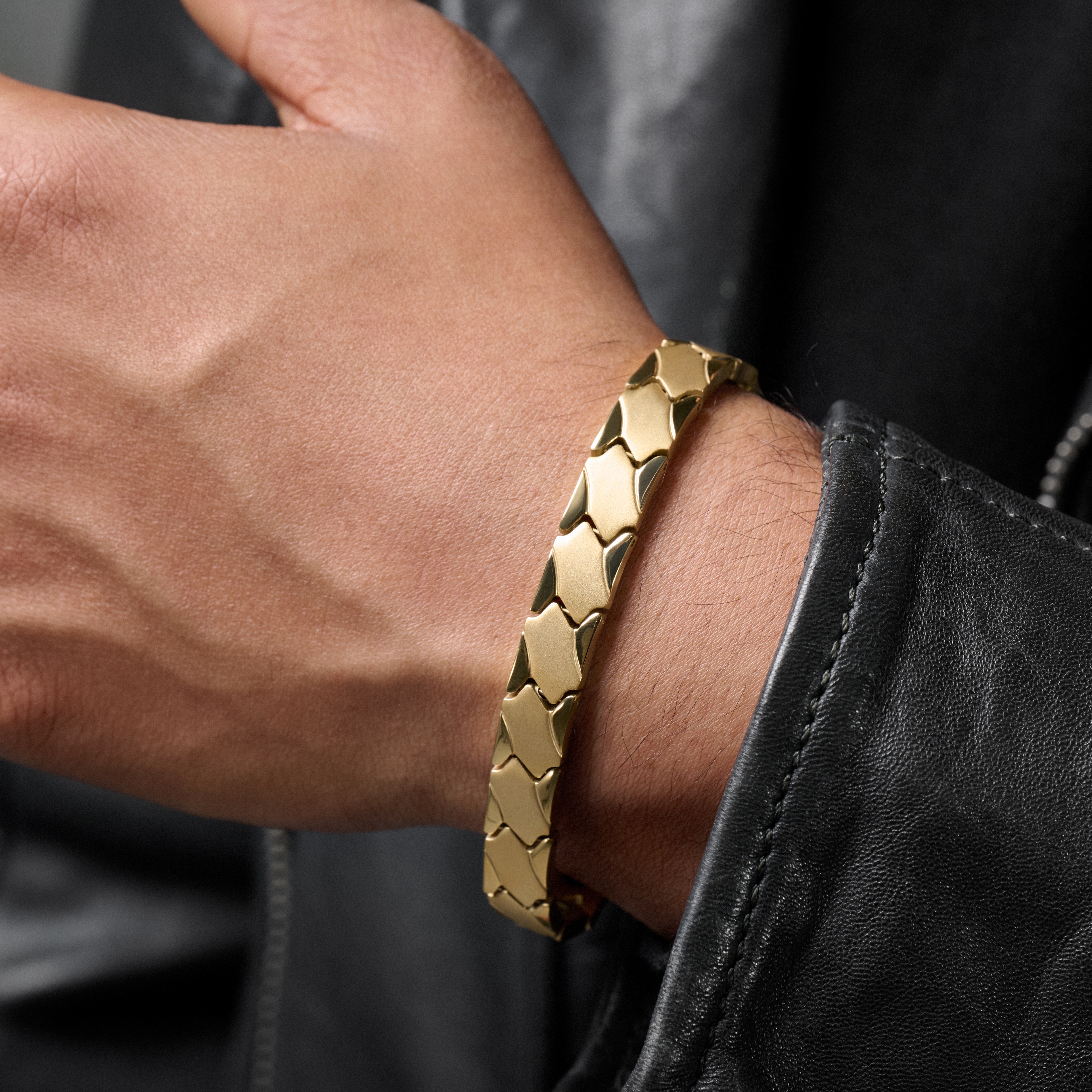 Pulsera magnética de titanio con un diseño asimétrico dorada - 2