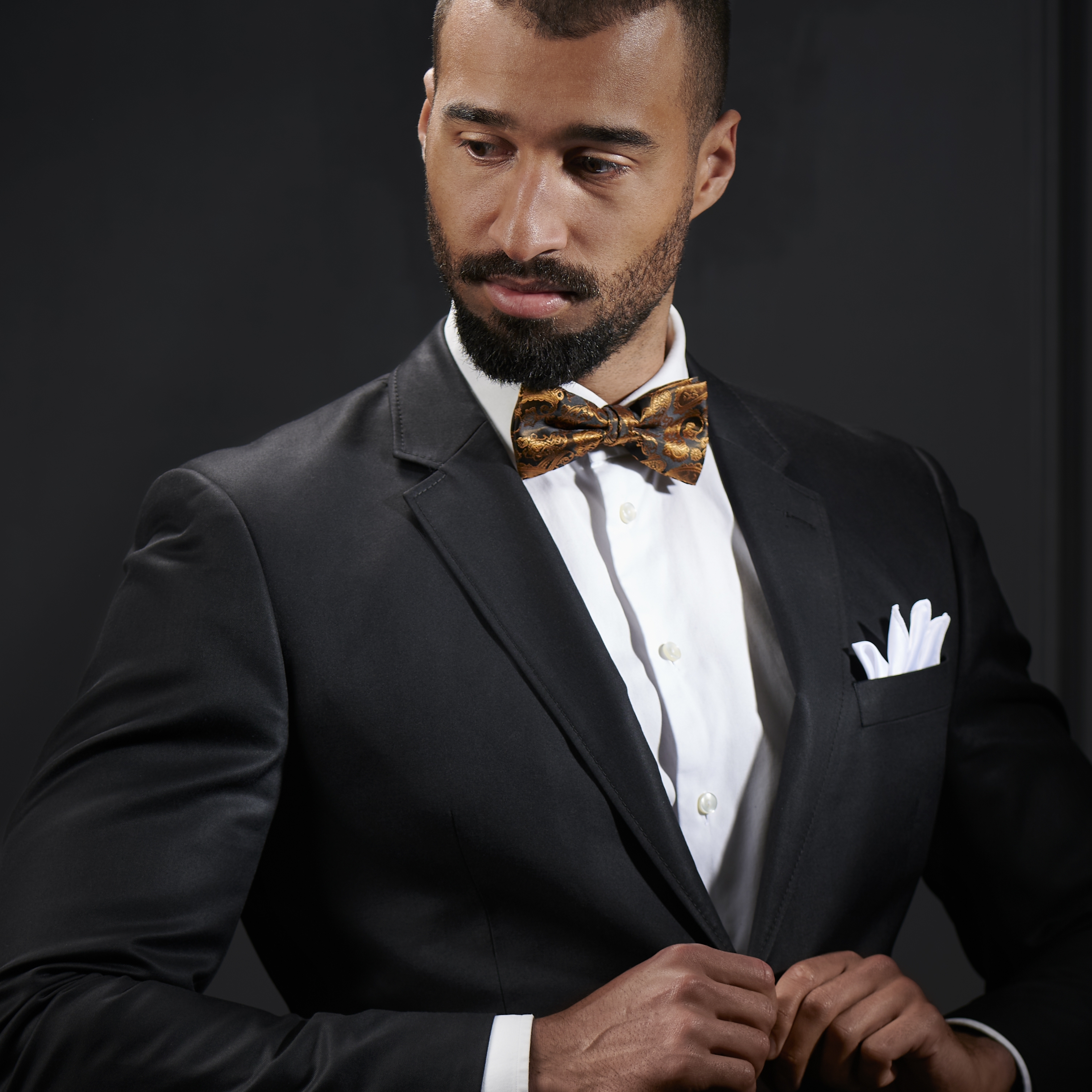 Zlato-hnedý uviazaný polyesterový motýlik s Paisley vzorom - 4