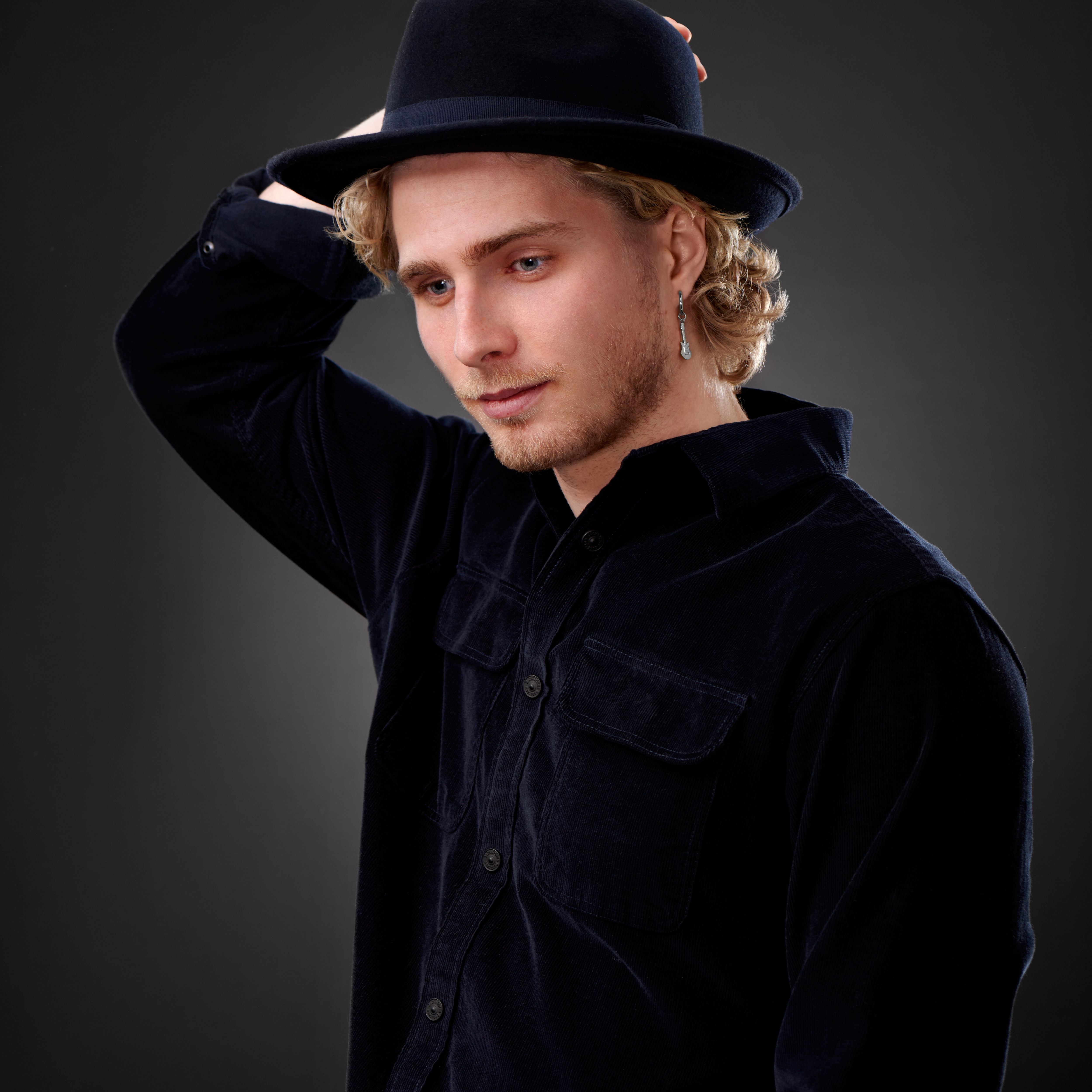 Hopeanvärinen teräksinen korvarengas ja kitarariipus - 4