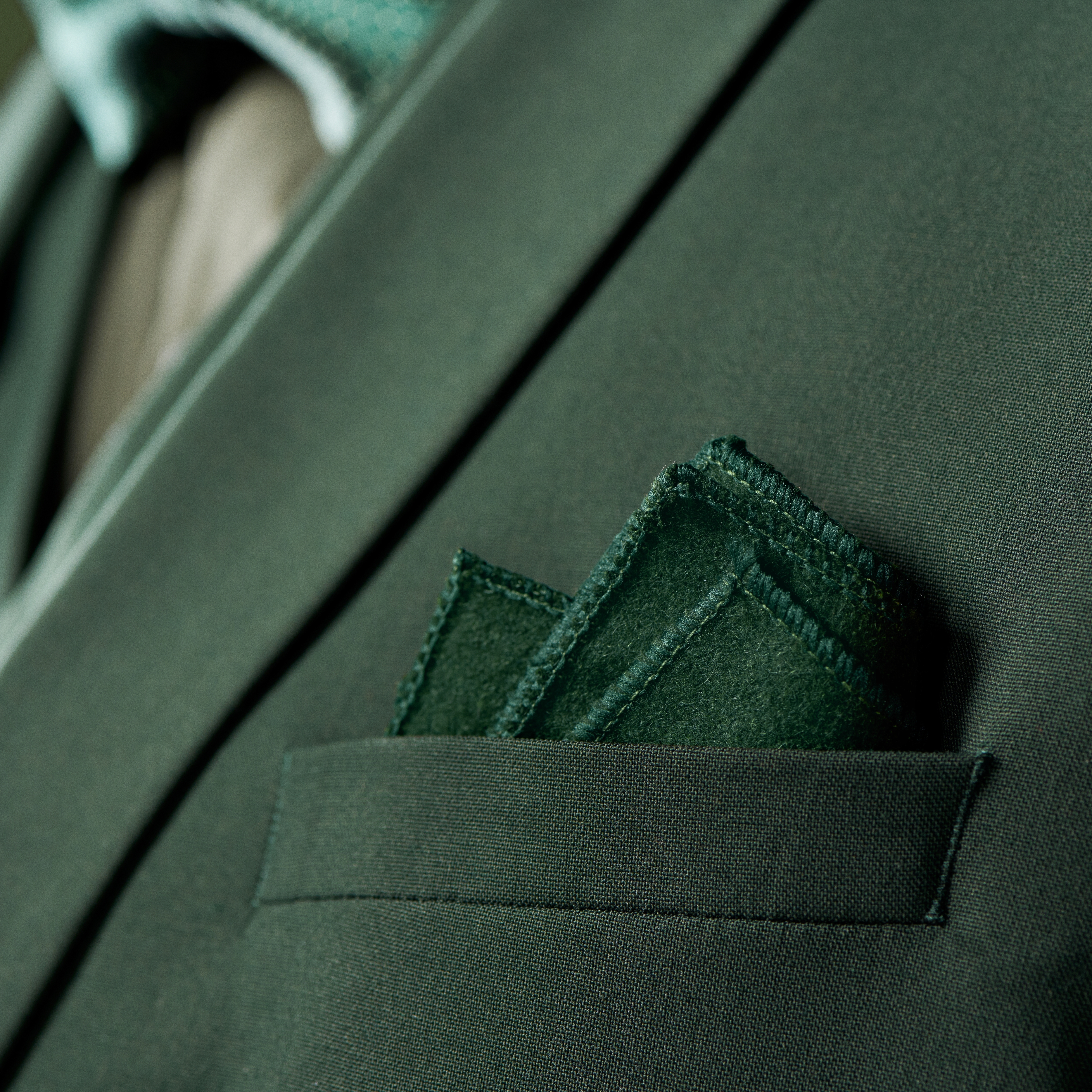 Zelená vlnená vreckovka do saka, ručne vyrobená - 2