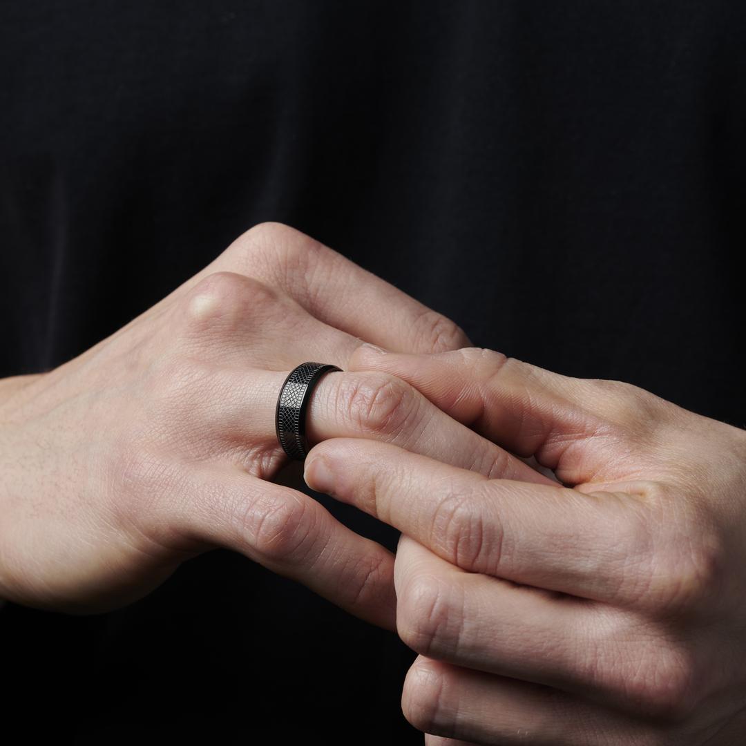 Sentio Rings Sentio | Schwarz gemusterter Ring aus Edelstahl | Auf Lager! | Lucleon