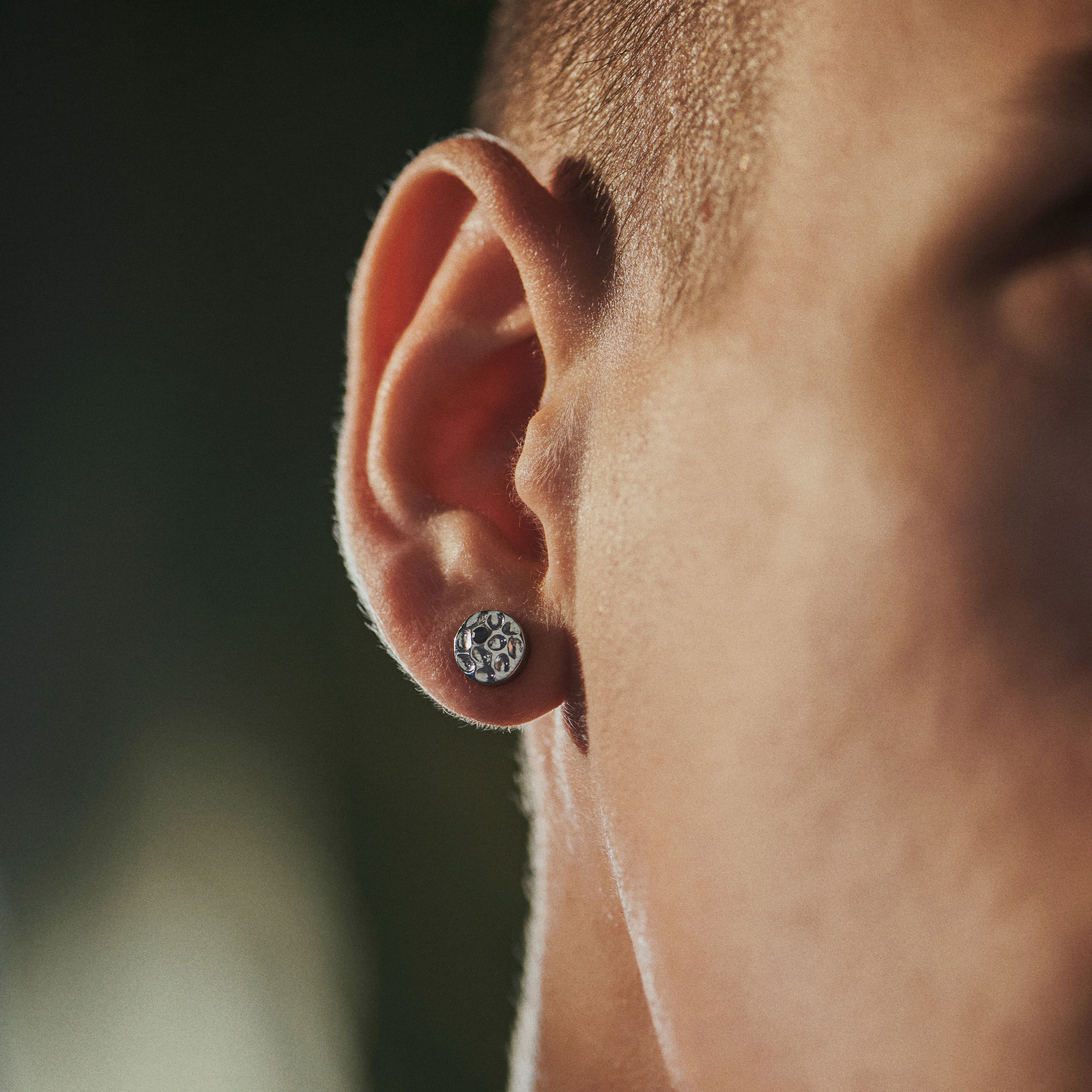 Orphic | Cercel argintiu cu șurub din oțel cu zirconiu negru - 2