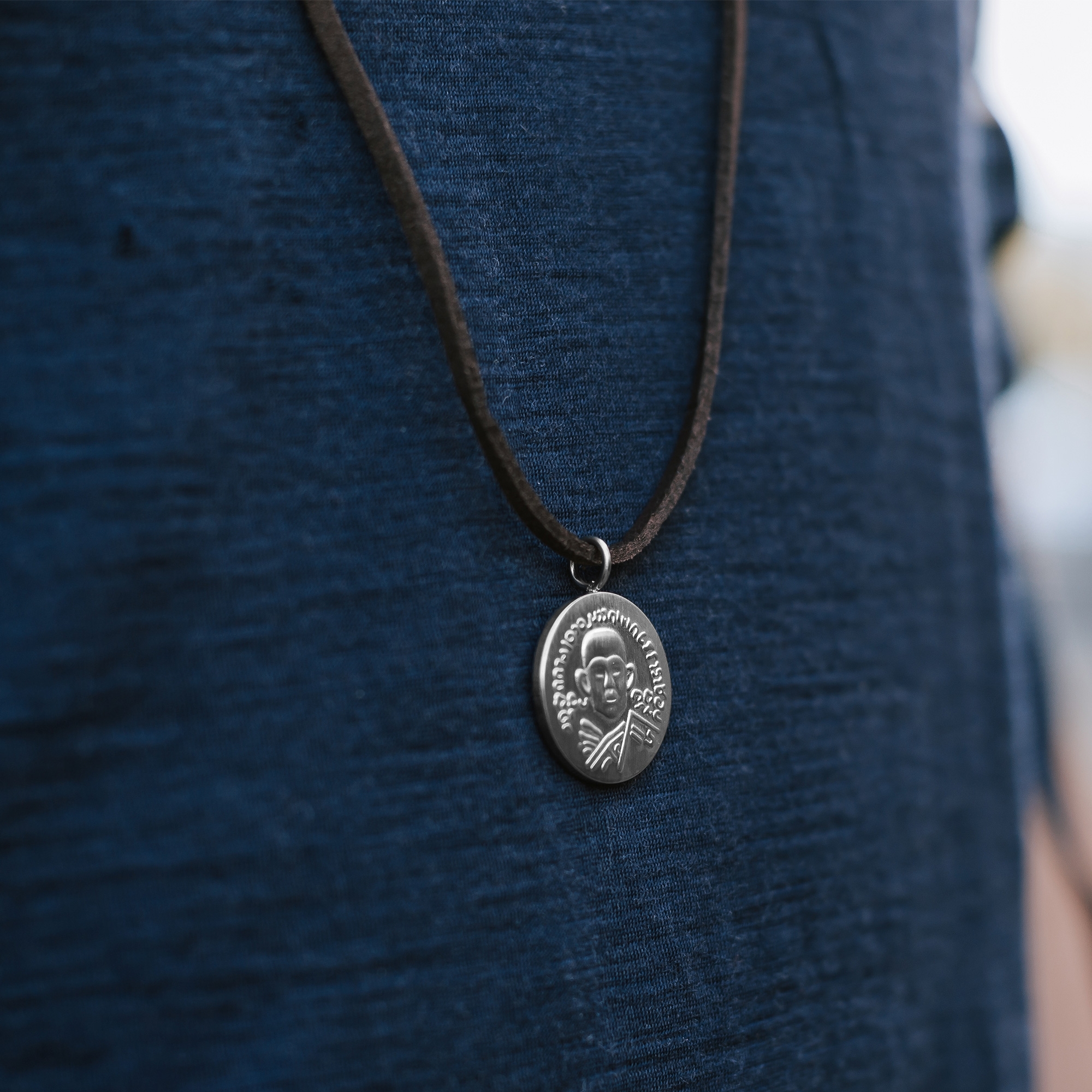 Zilverkleurige Leren Hindoestaanse Iconic Ketting - 5