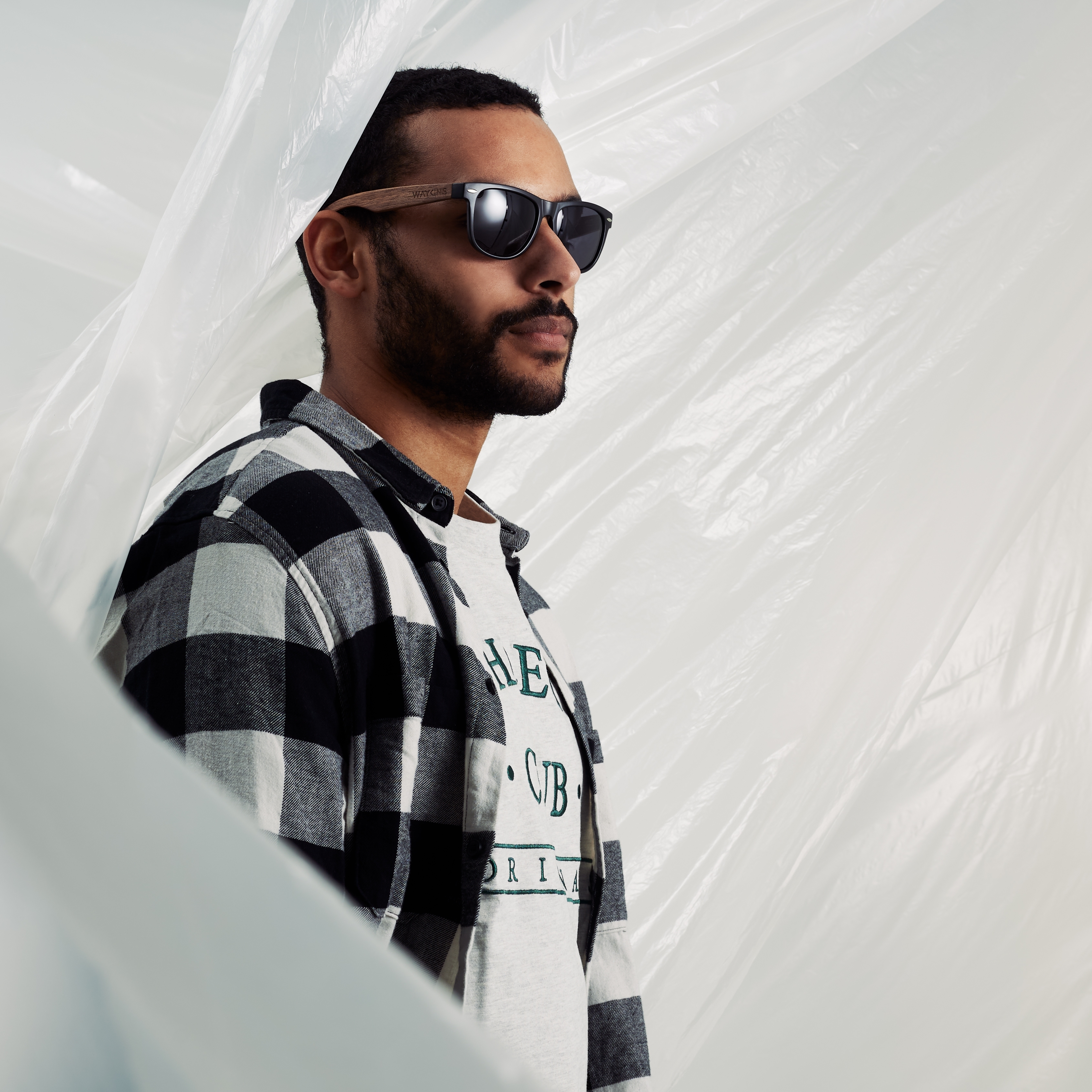 Schwarze polarisierte Retro-Sonnenbrille mit Holzbügeln - 4