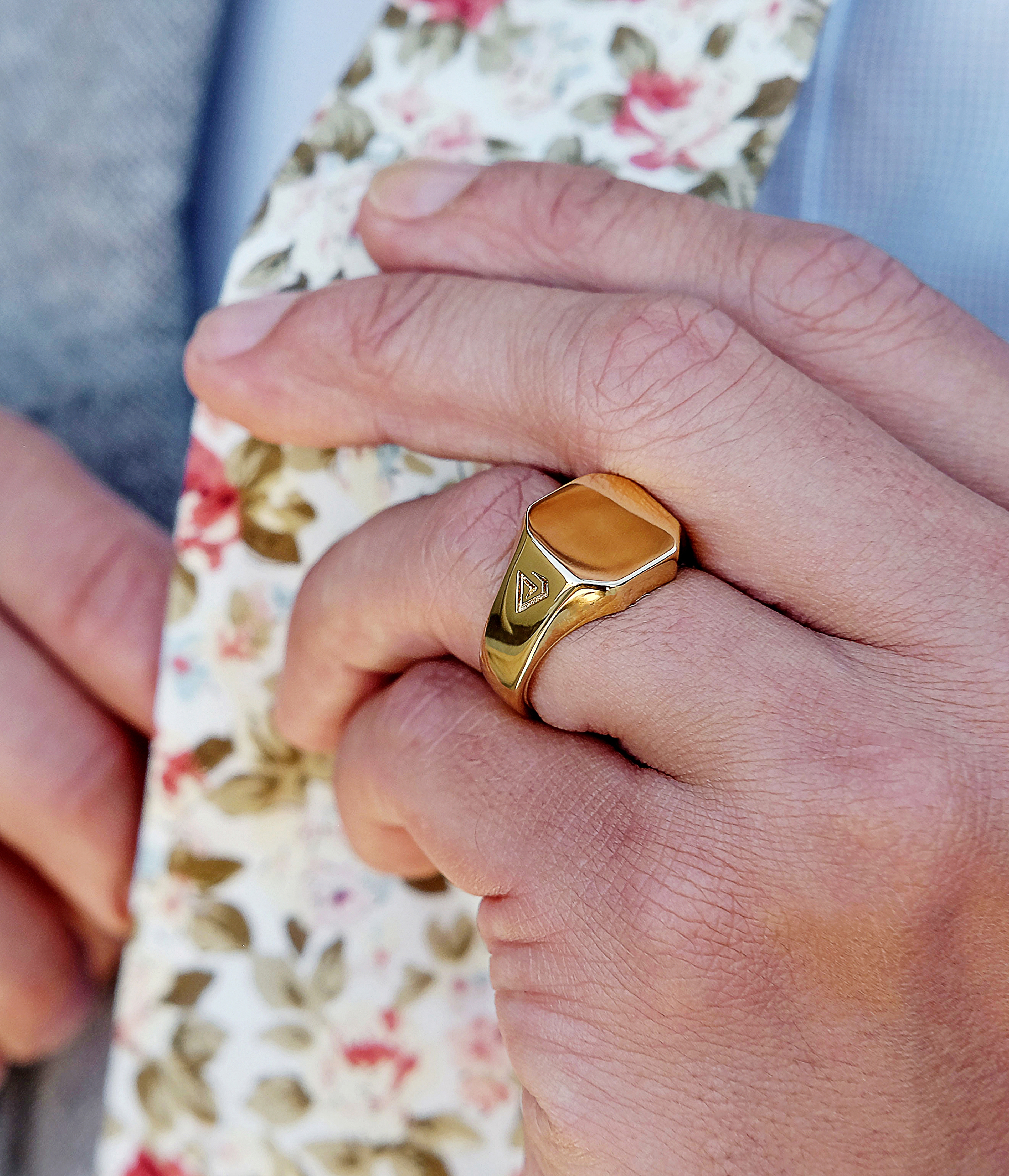 Ontworpen in Denemarken, zijn Northern Jewelry-ringen allemaal gemaakt van 925 sterling zilver. De goudkleurige modellen zijn verguld met 18k goud.