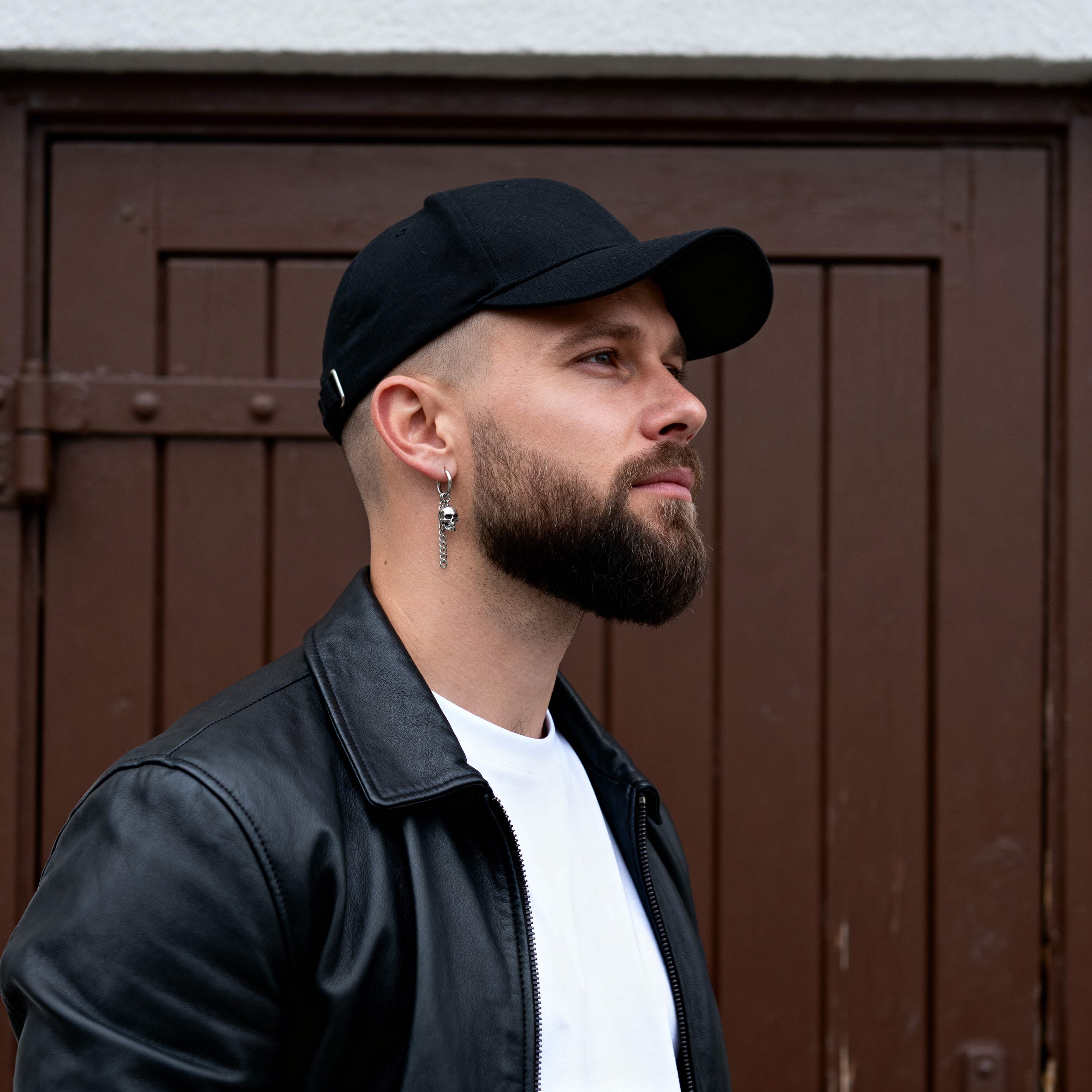 Srebrno-toniran obročasti uhan iz jekla z obeskom lobanje in verižic - 3