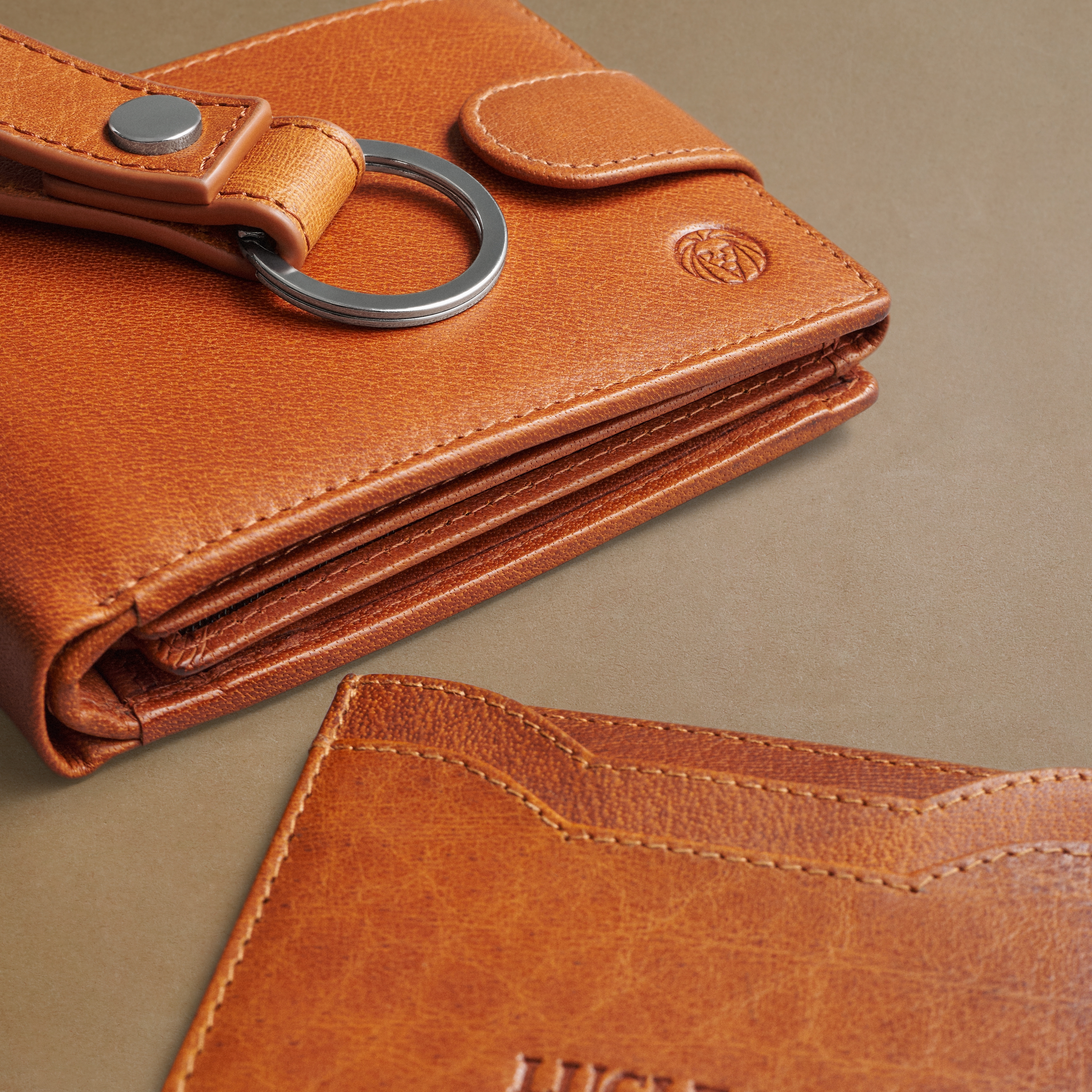 Caja de regalo Essentials de cuero de búfalo con bloqueo RFID color canela - 4