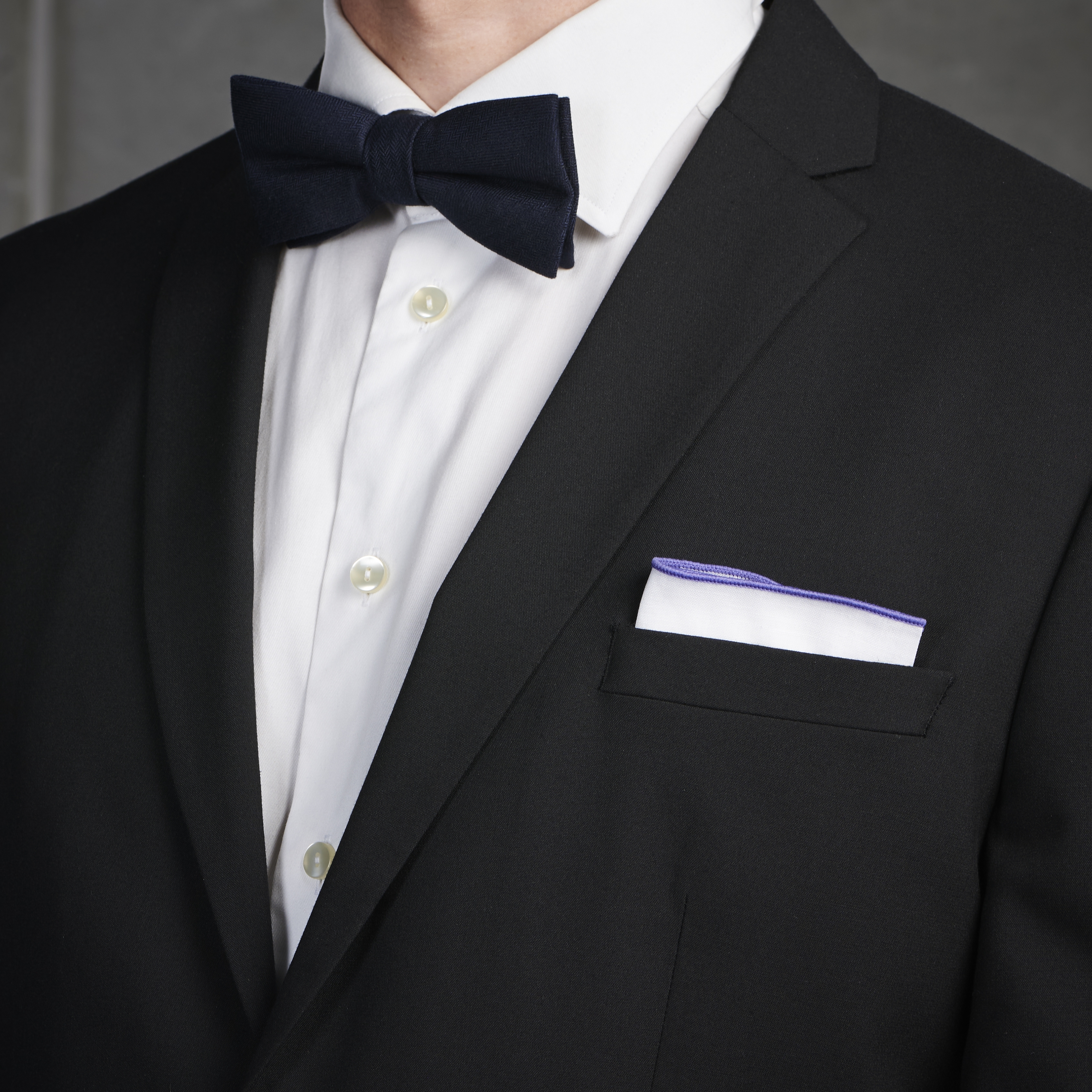 Pochette de costume blanche à bords lavande - 3