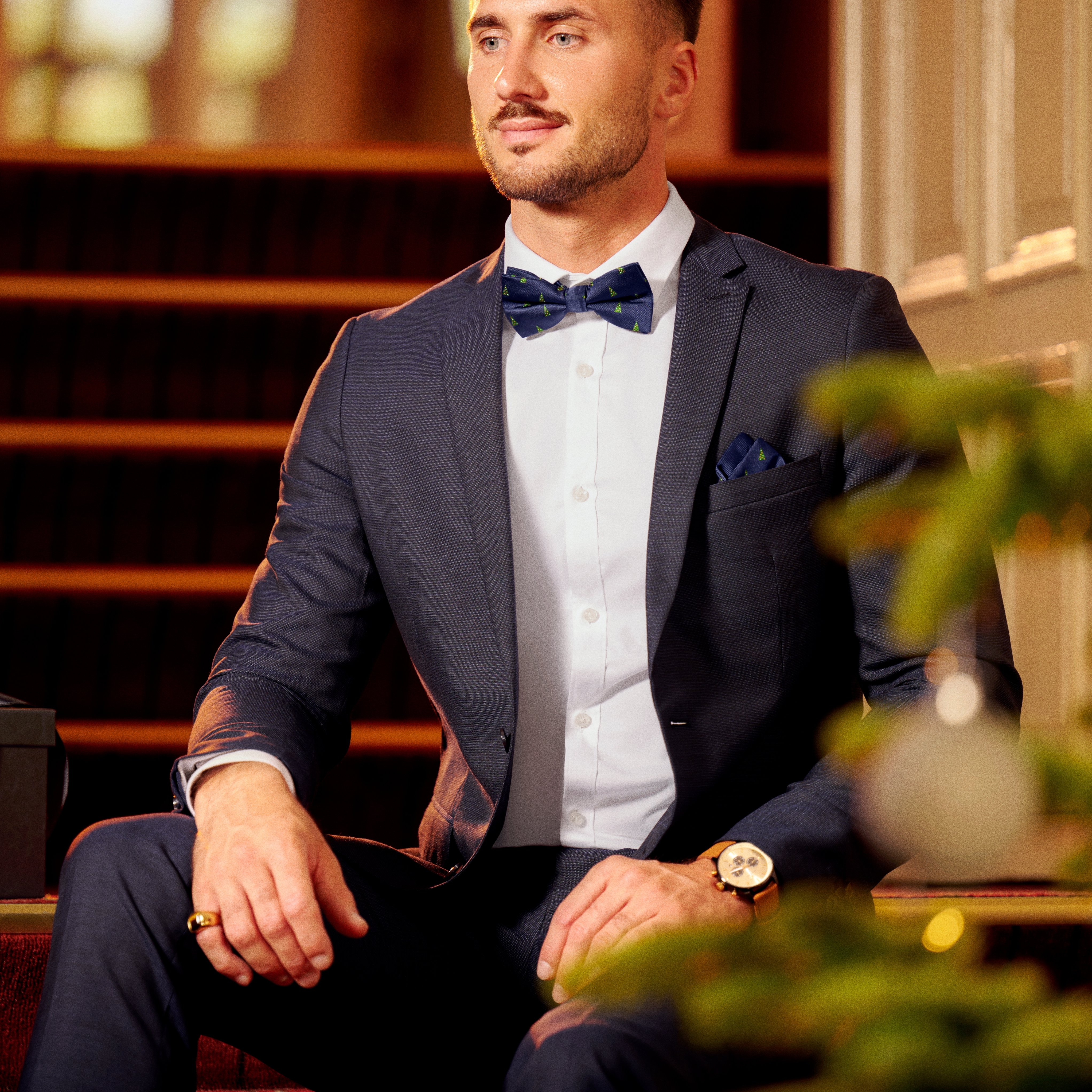 Тъмносиня коледна кърпичка за сако с елхи - 3