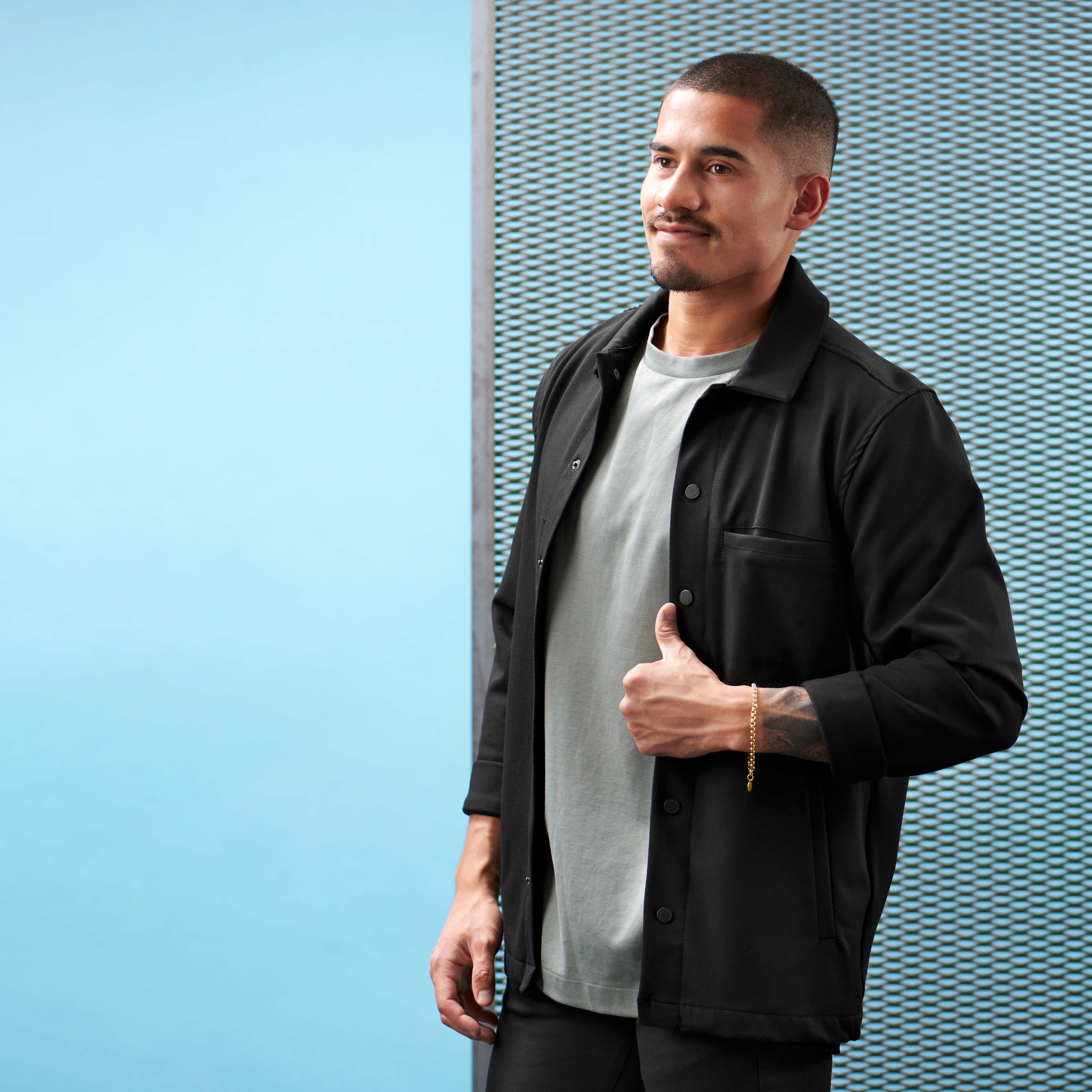 Retiazkový náramok v zlatej farbe so sklenými diamantmi Craig Amager  - 4