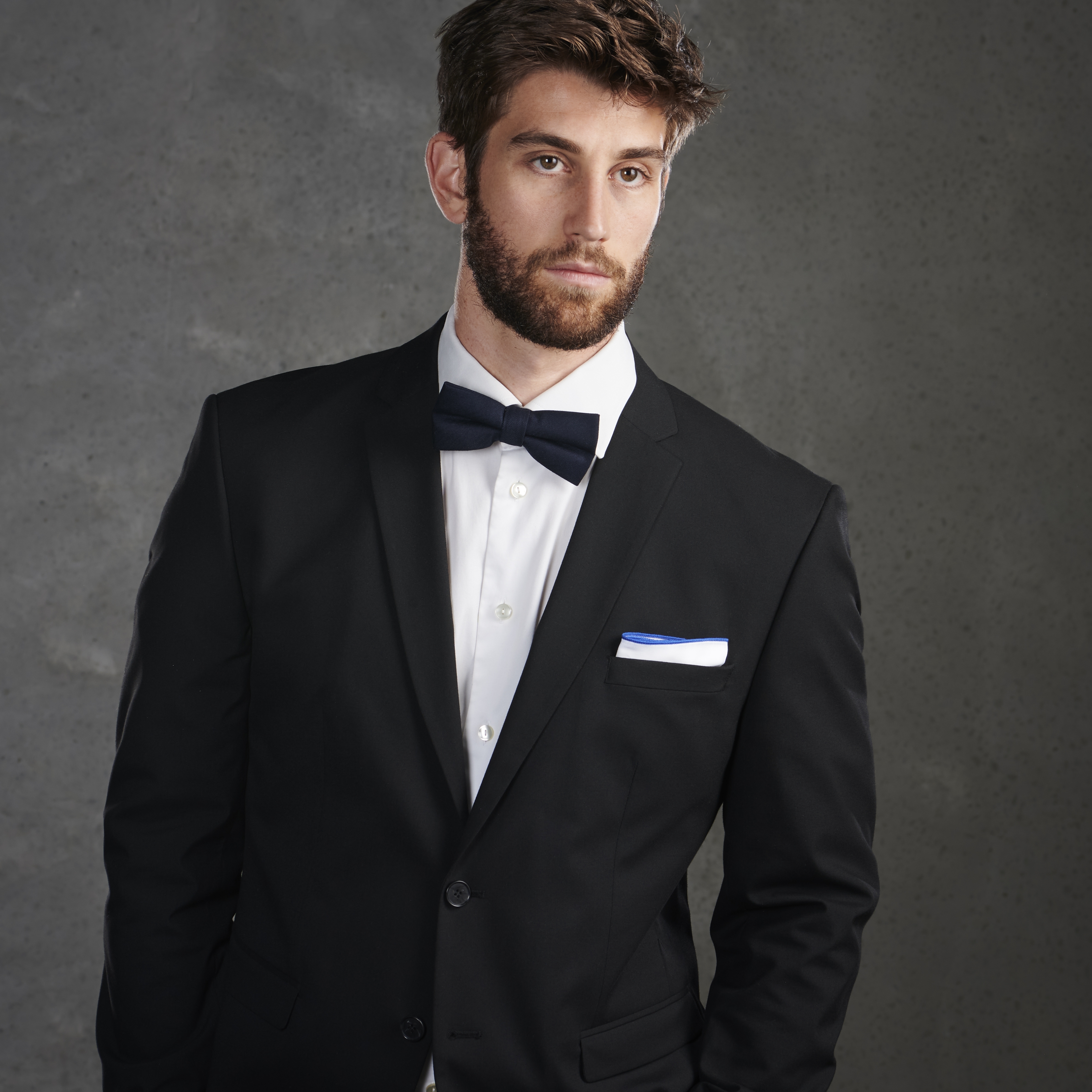 Biela vreckovka do saka s modrými okrajmi  - 4