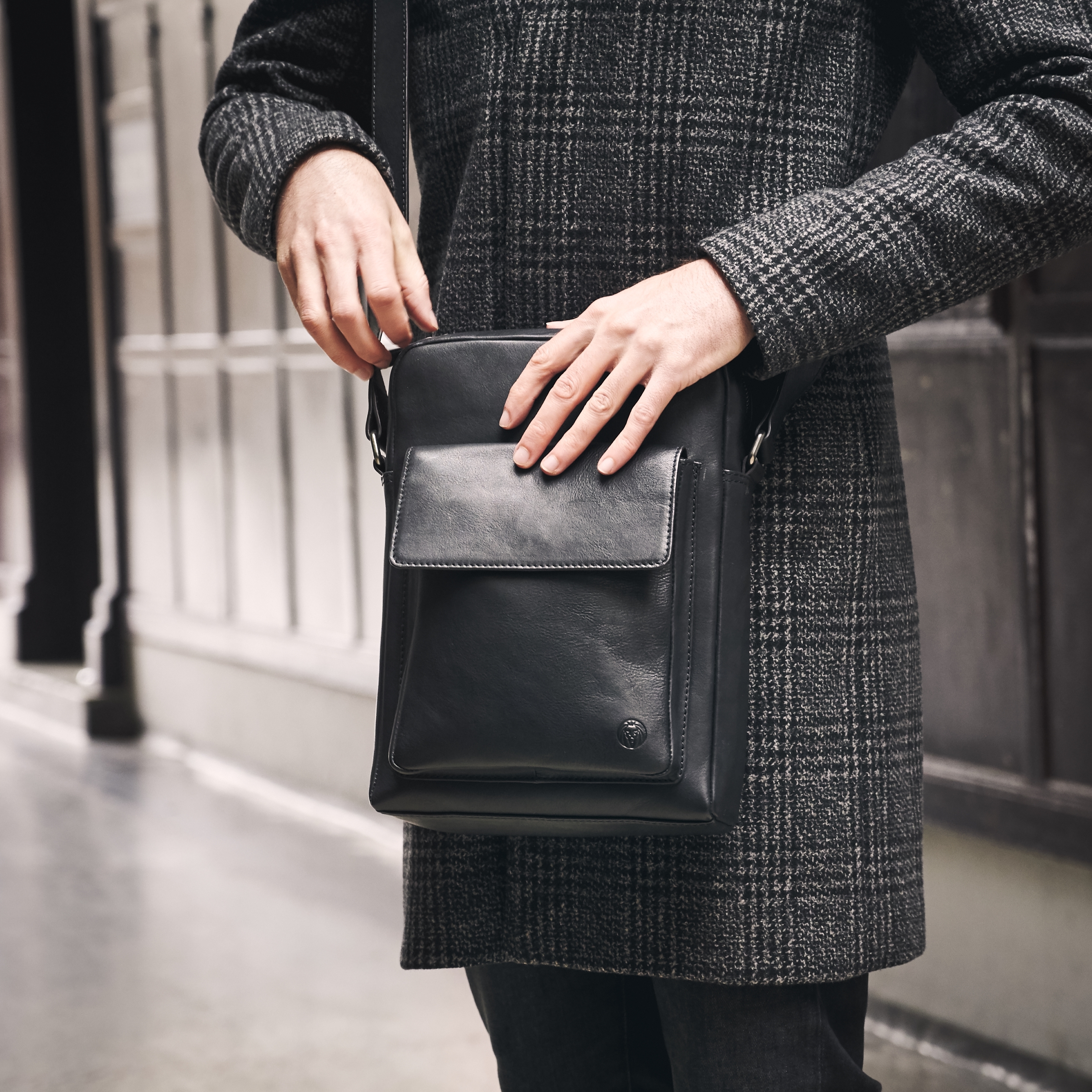 Laurie Navy Leather Crossbody Bag - 2