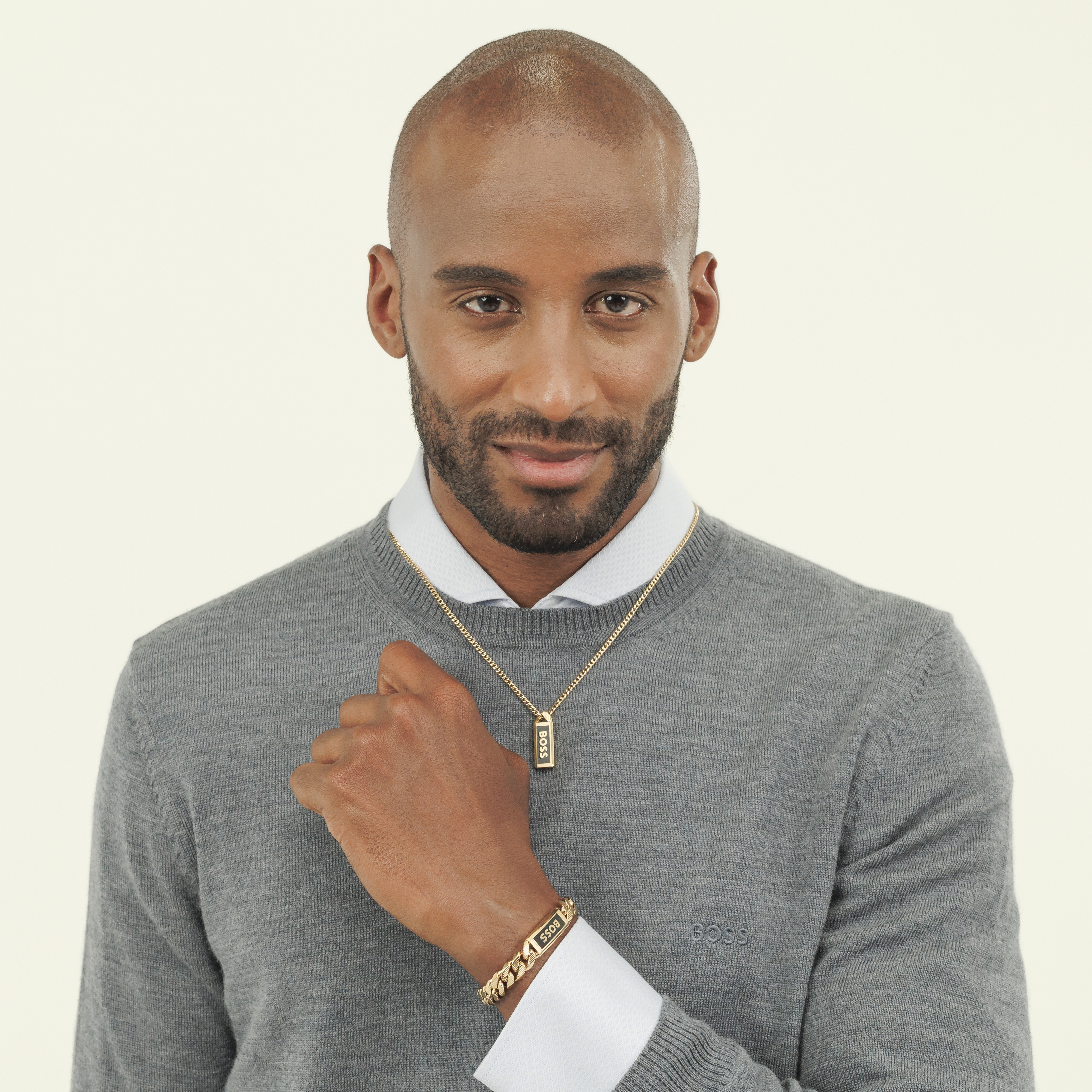 Arany tónusú BOSS Kassy emblémás karkötő - 4