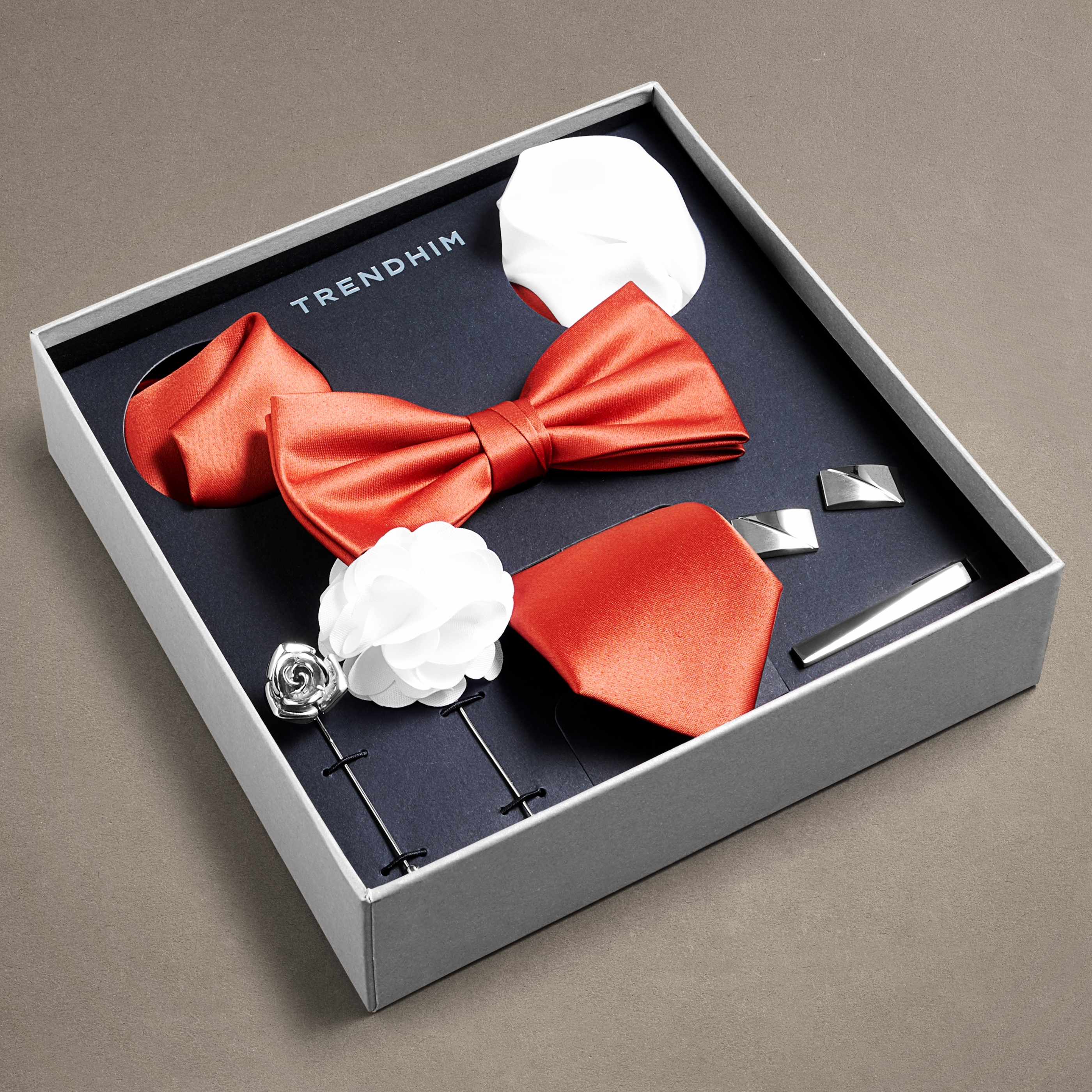 Подаръчна кутия с аксесоари за костюм | Комплект в цвят теракота, бяло и сребристо - 3