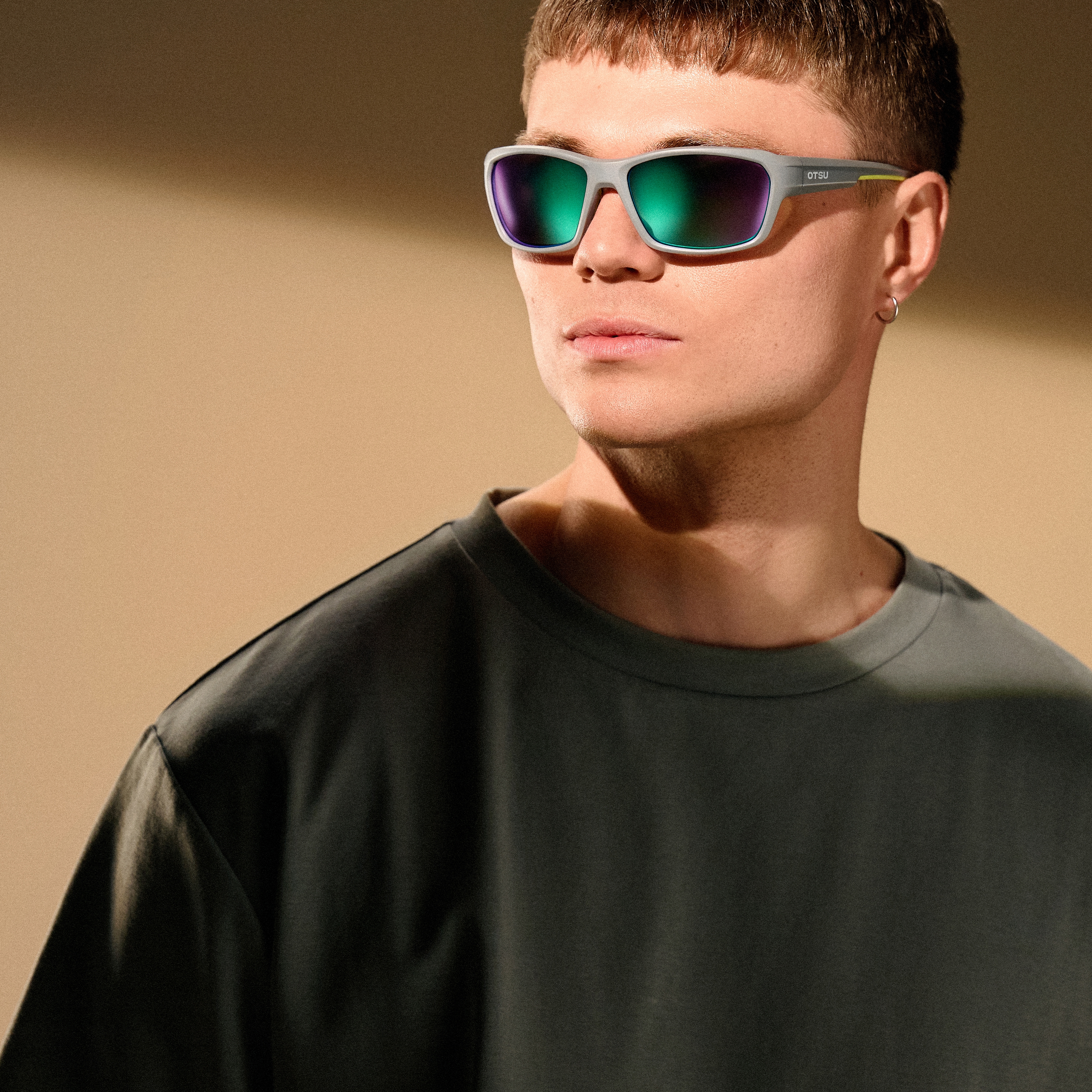 Lunettes de soleil sport grises avec verres bleus et verts polarisés - 3