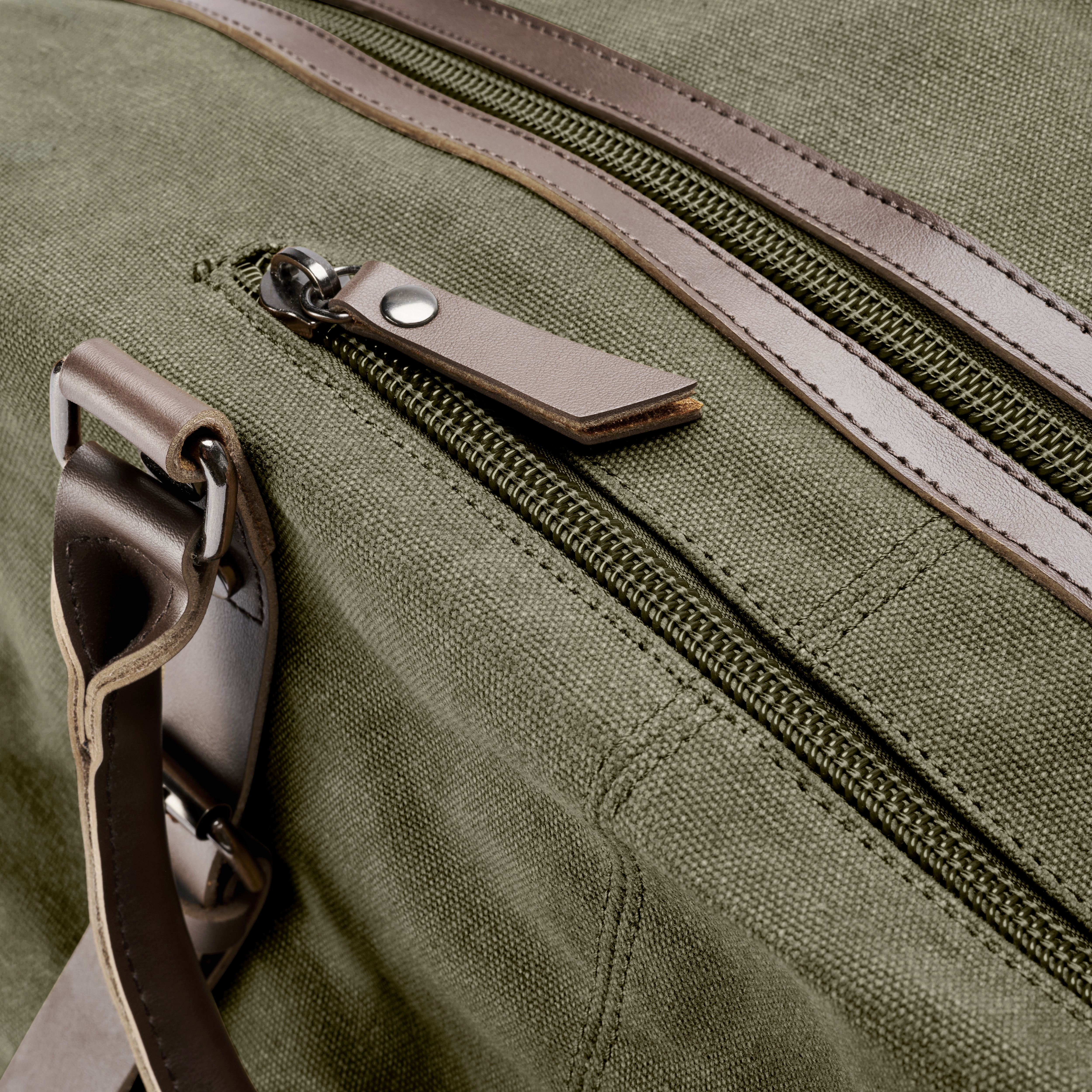 Militärgrön Duffelväska i Canvas med Bruna Läderdetaljer - 5