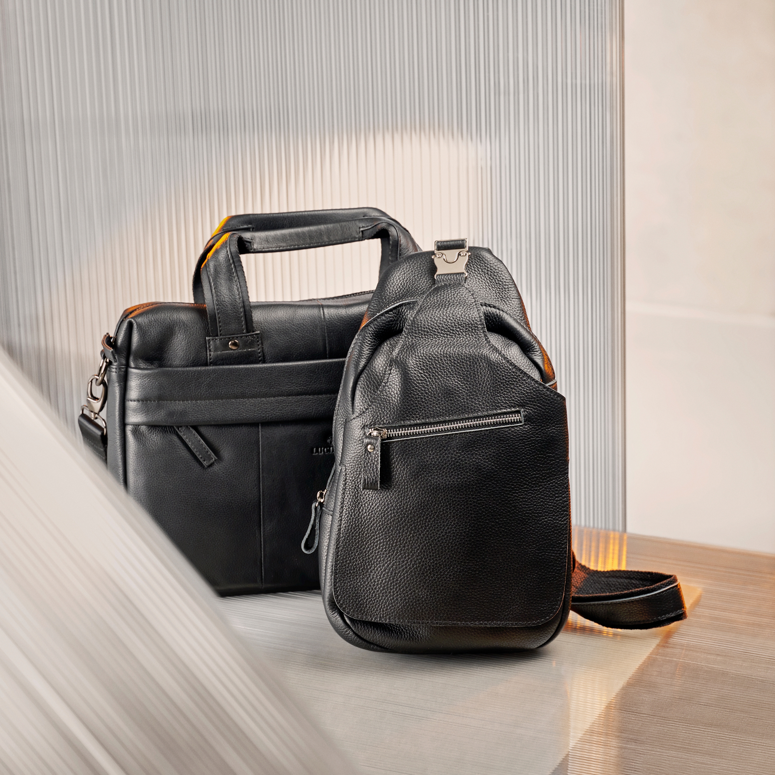 Schwarze Schultertasche aus Vollnarbenleder - 3