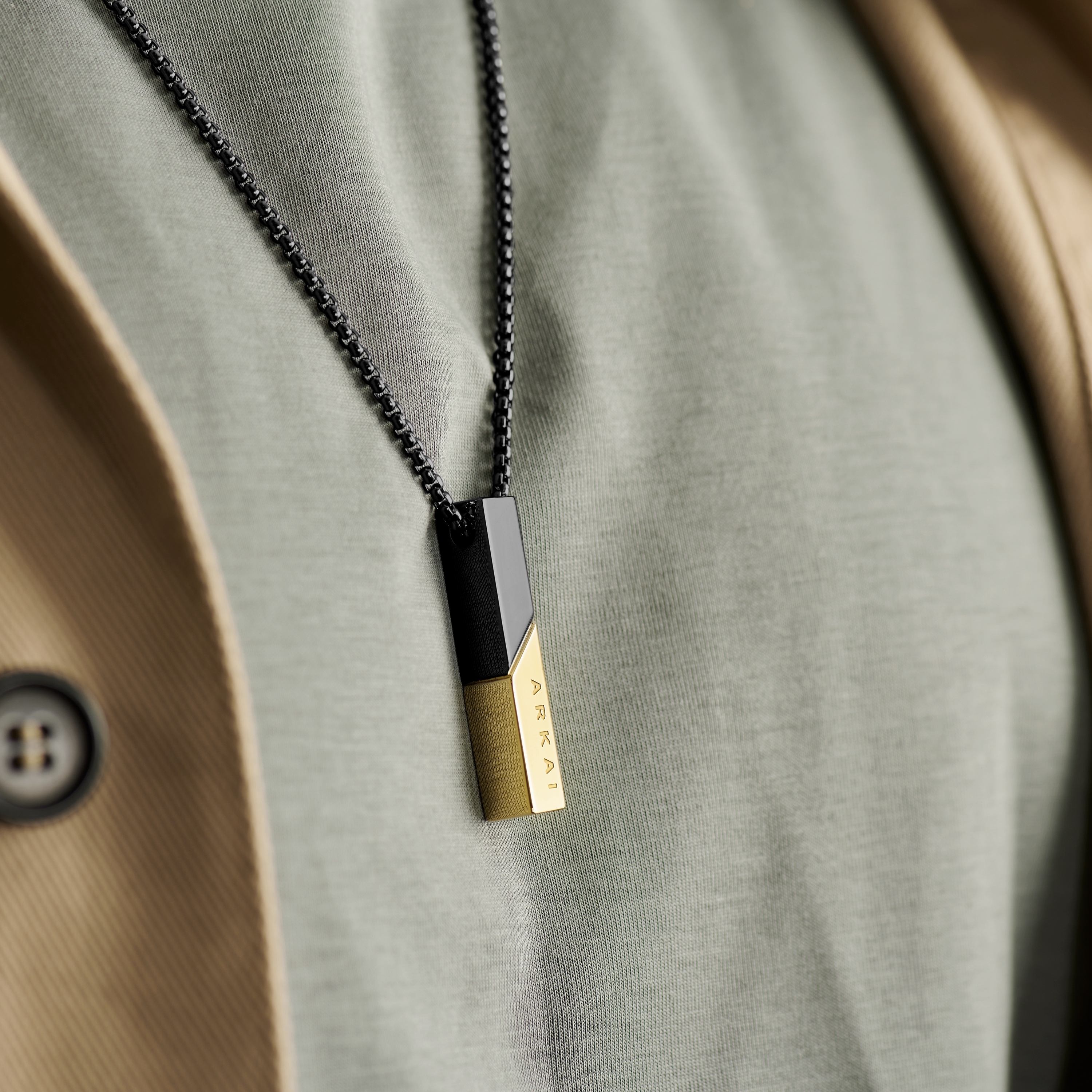 Collar con colgante de color dorado y negro Rico - 2